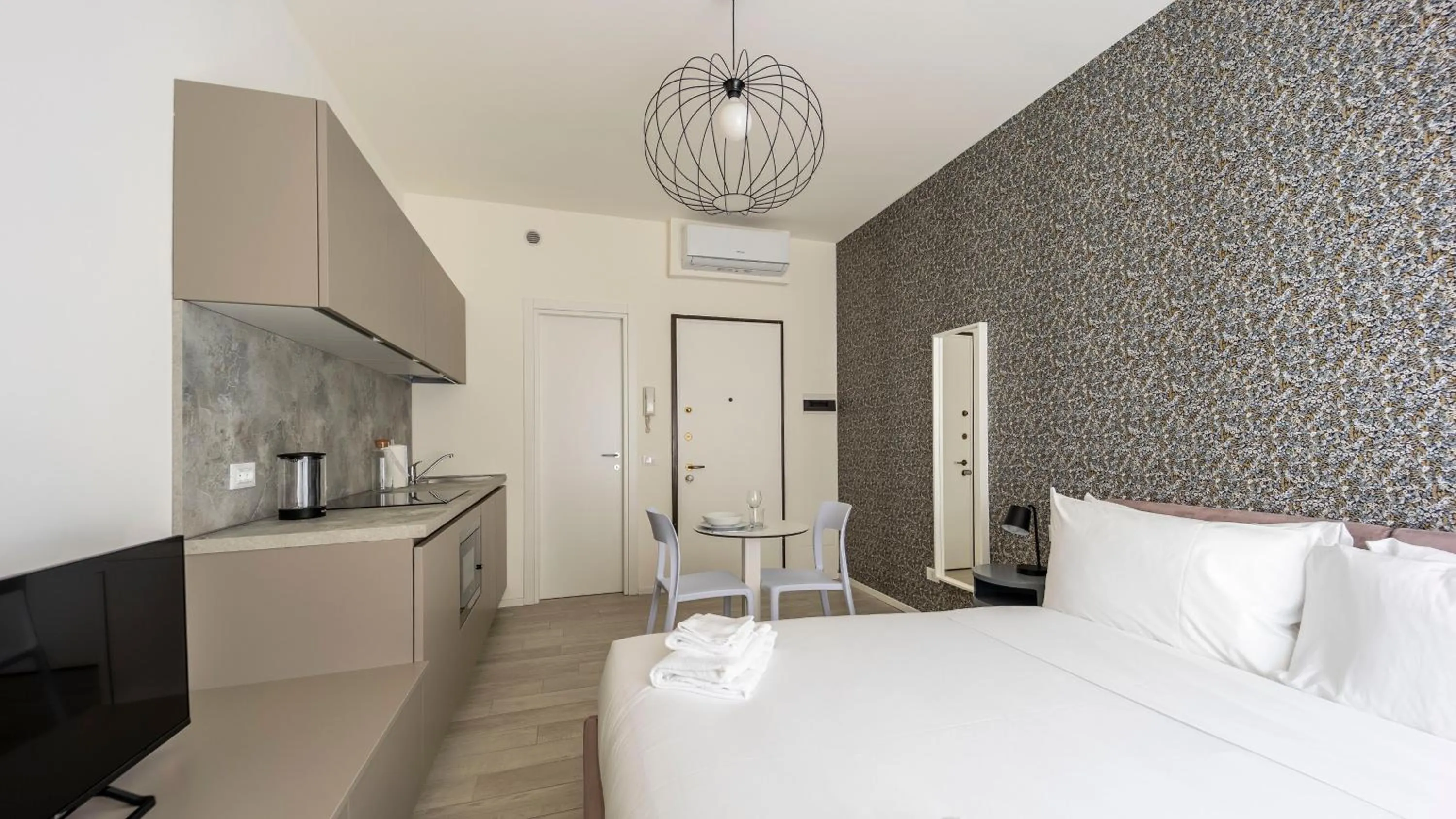 Photo of the whole room, Bed in Italianway - The B Village Business