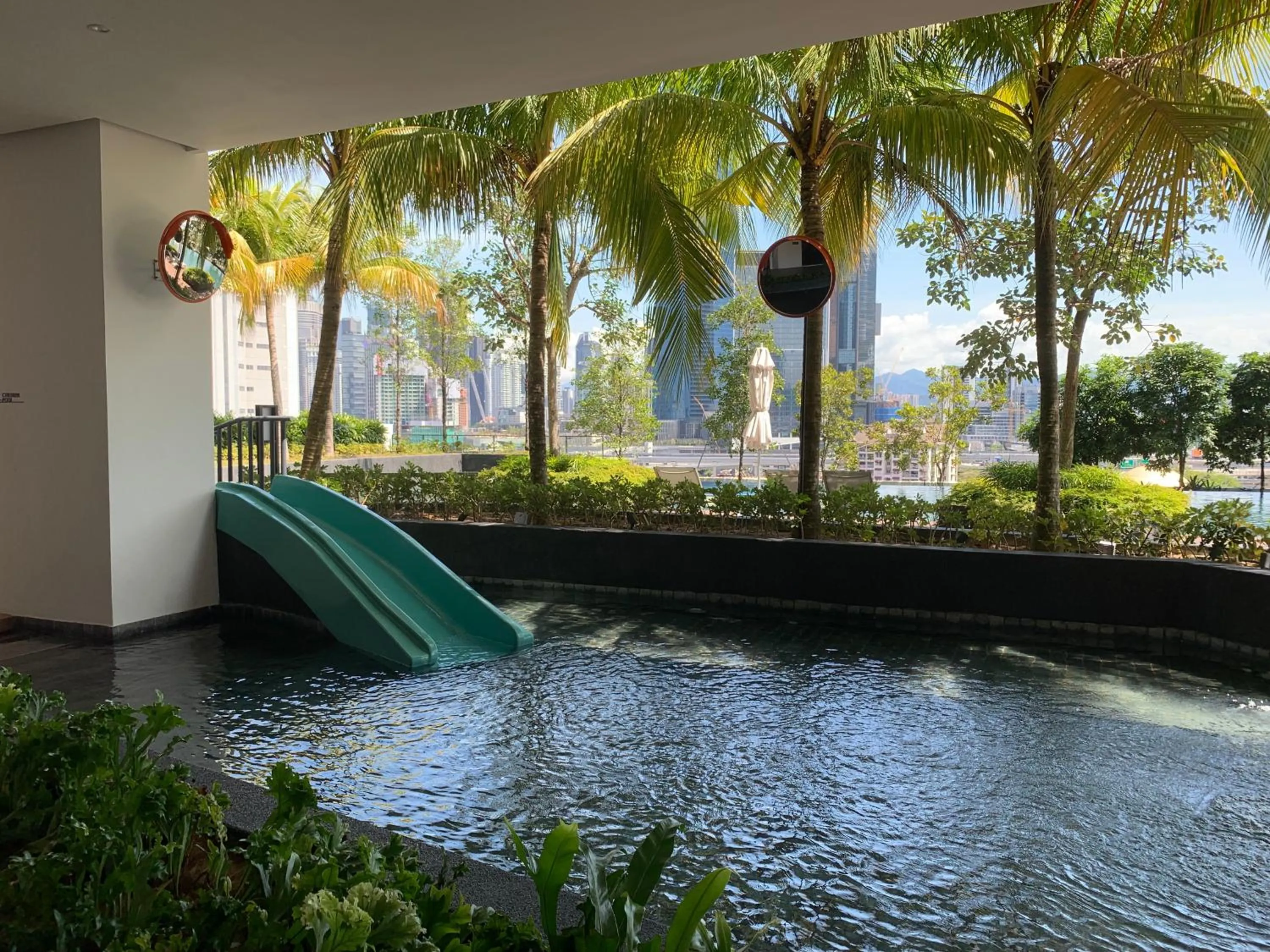 Swimming pool in Greystone Continew Residensi