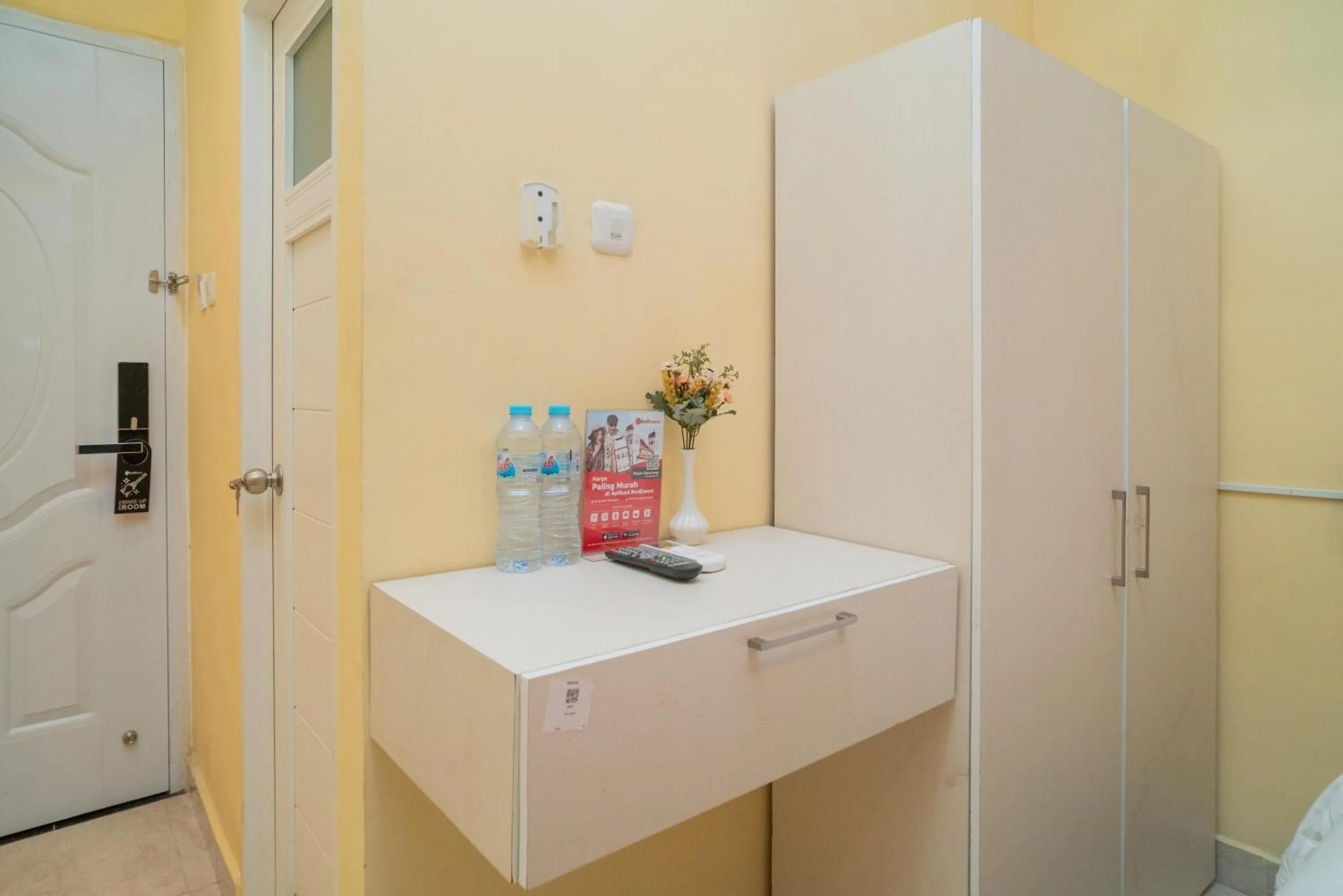 RedDoorz Plus Syariah near Pasar Turi