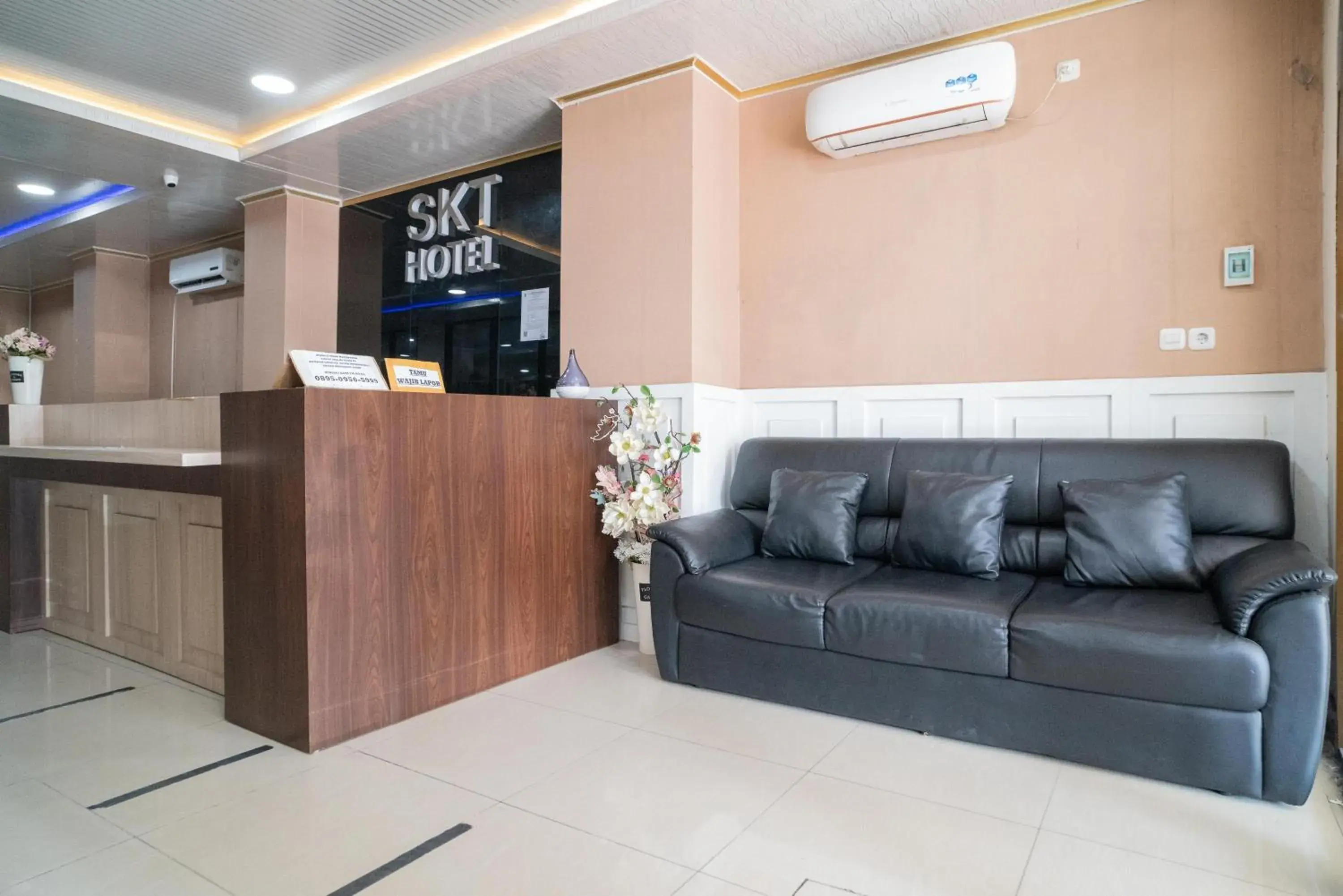 Lobby or reception in RedDoorz Plus Syariah near Pasar Turi Lobby or reception in RedDoorz Plus Syariah near Pasar Turi