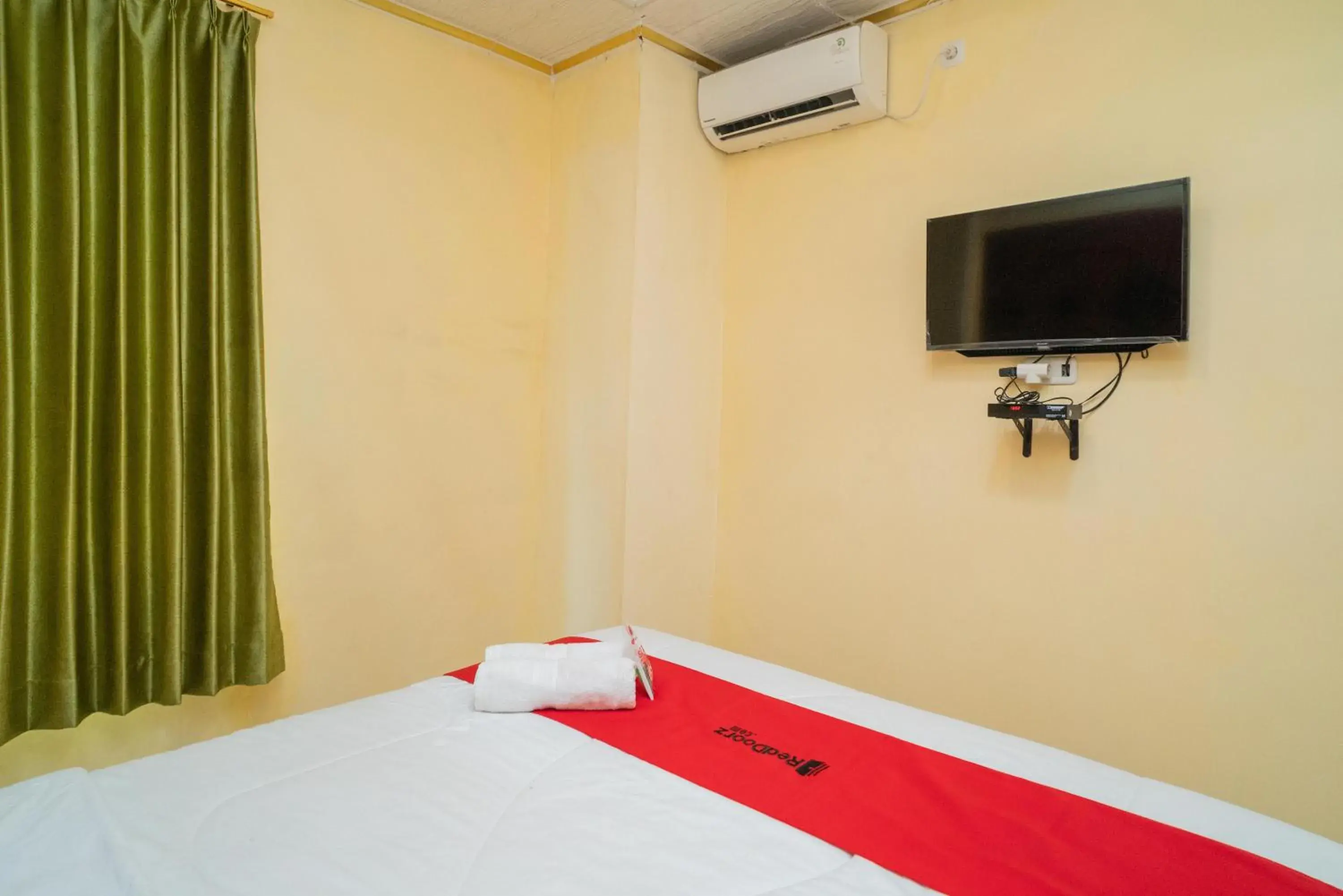 Bed in RedDoorz Plus Syariah near Pasar Turi Bed in RedDoorz Plus Syariah near Pasar Turi