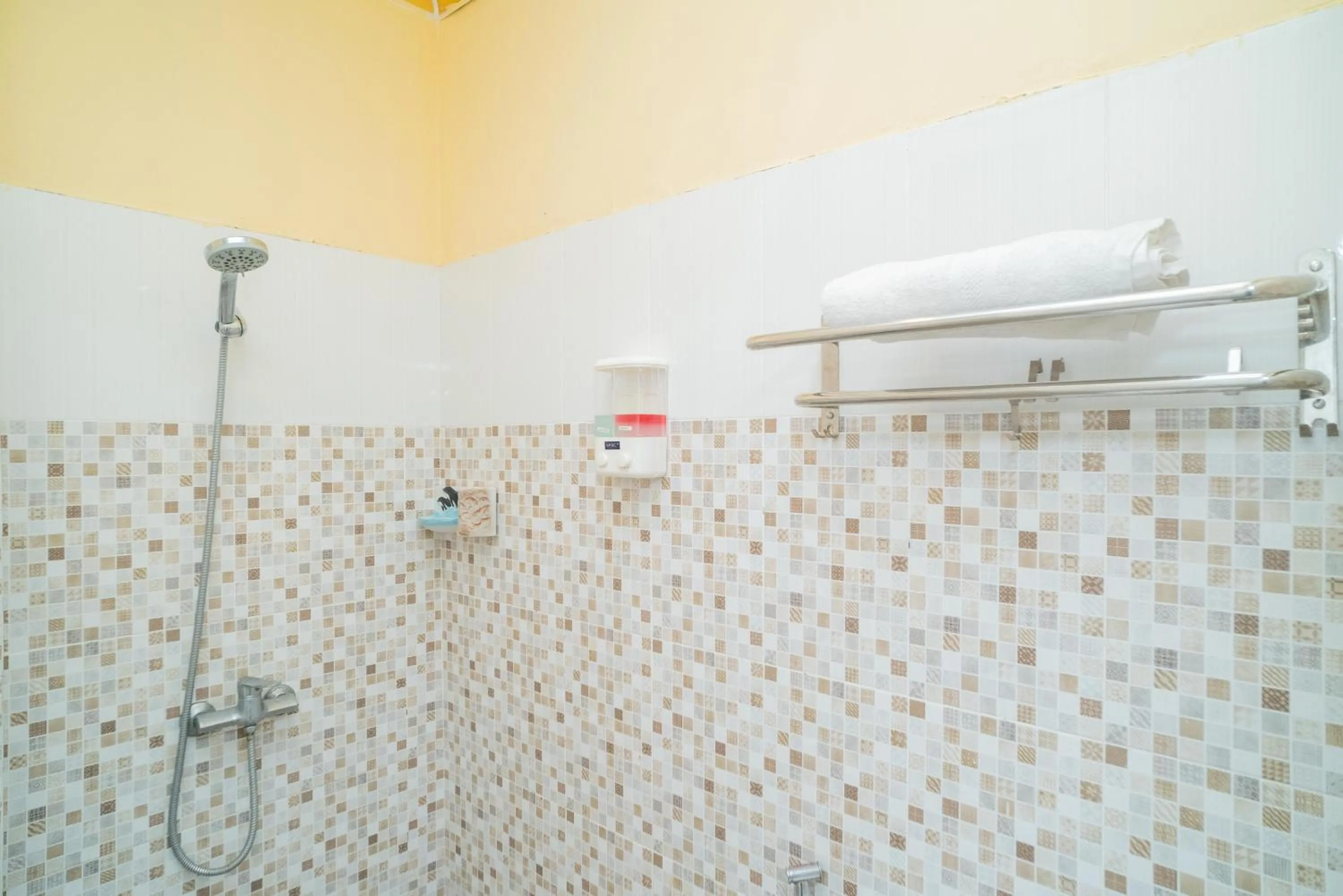 RedDoorz Plus Syariah near Pasar Turi