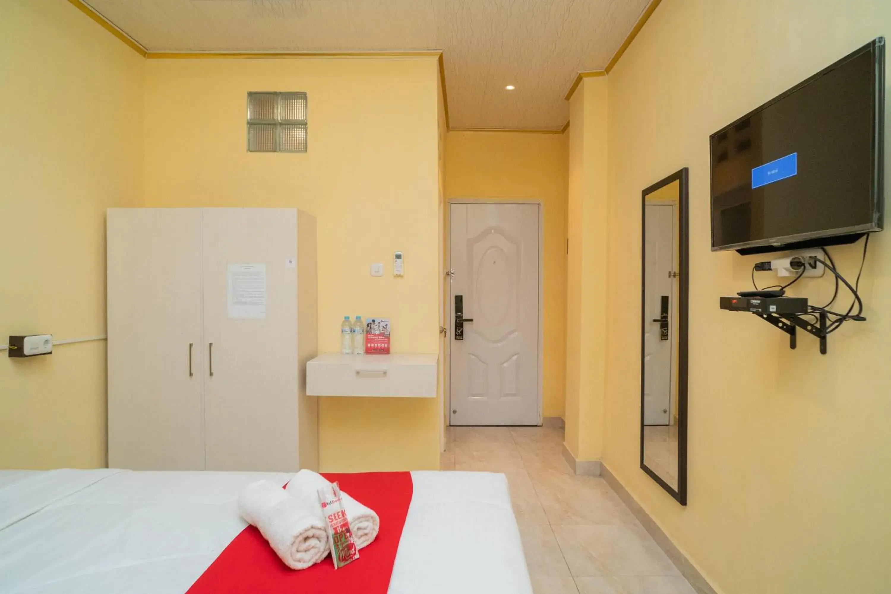 Bed in RedDoorz Plus Syariah near Pasar Turi Bed in RedDoorz Plus Syariah near Pasar Turi