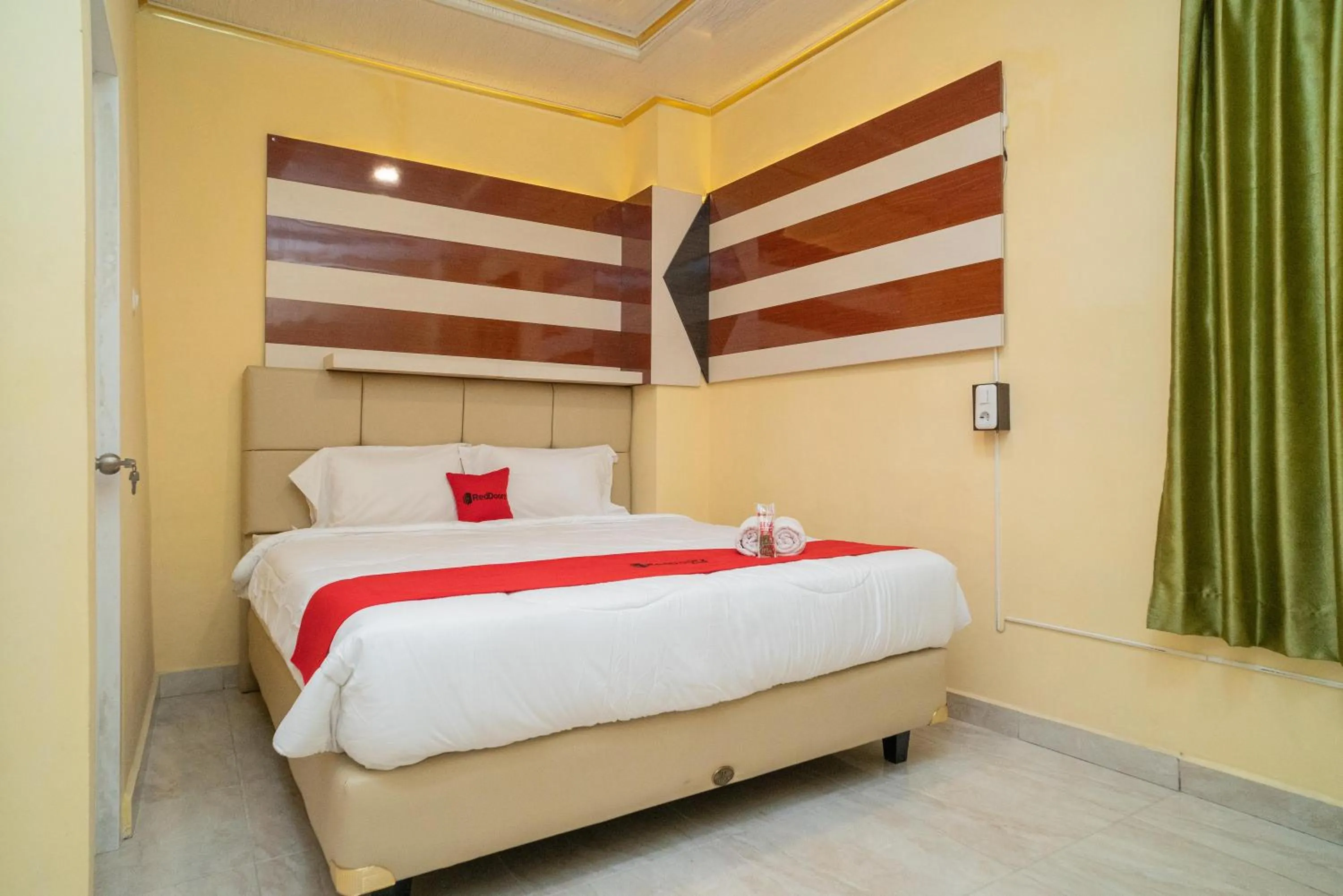 Bed in RedDoorz Plus Syariah near Pasar Turi