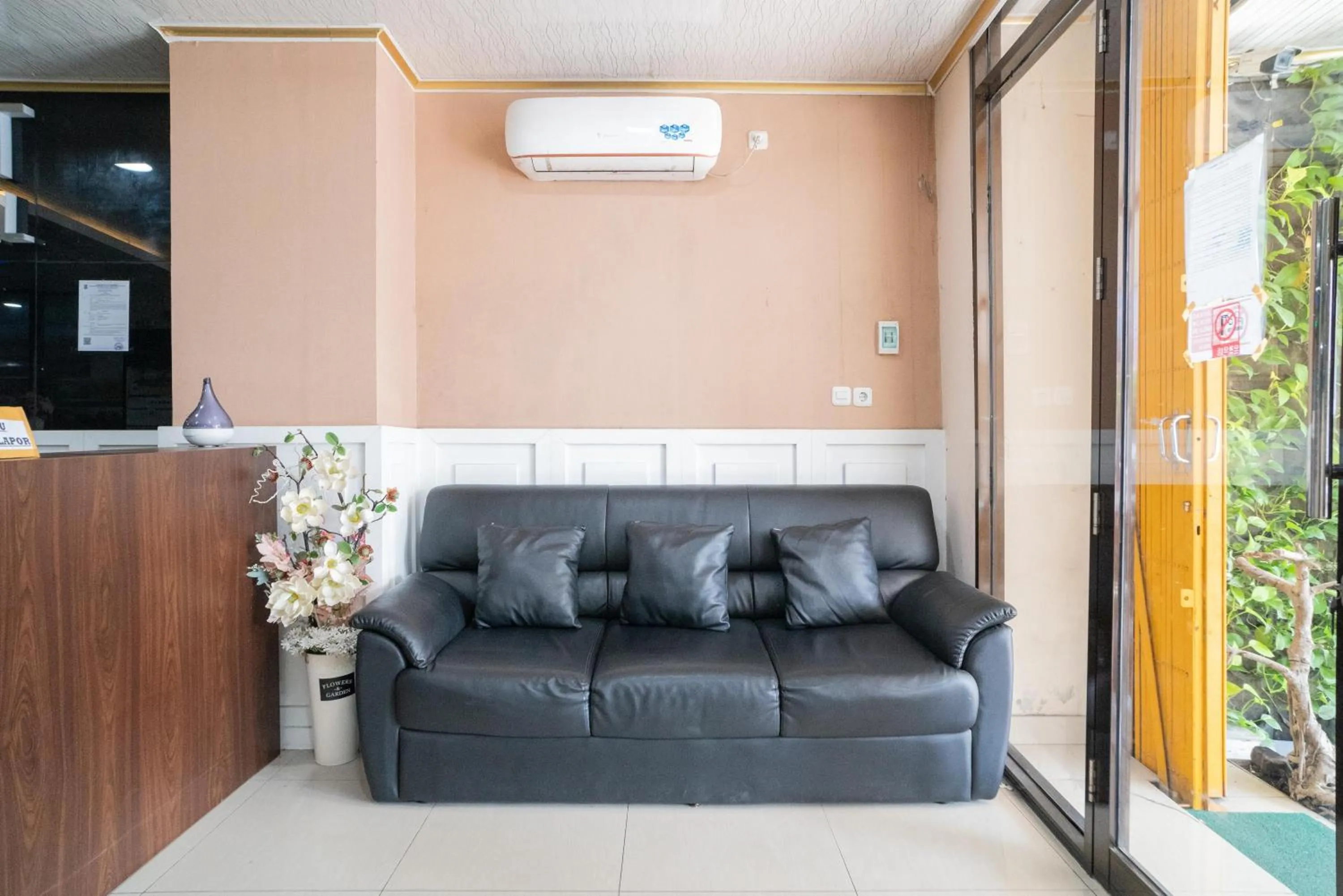 RedDoorz Plus Syariah near Pasar Turi