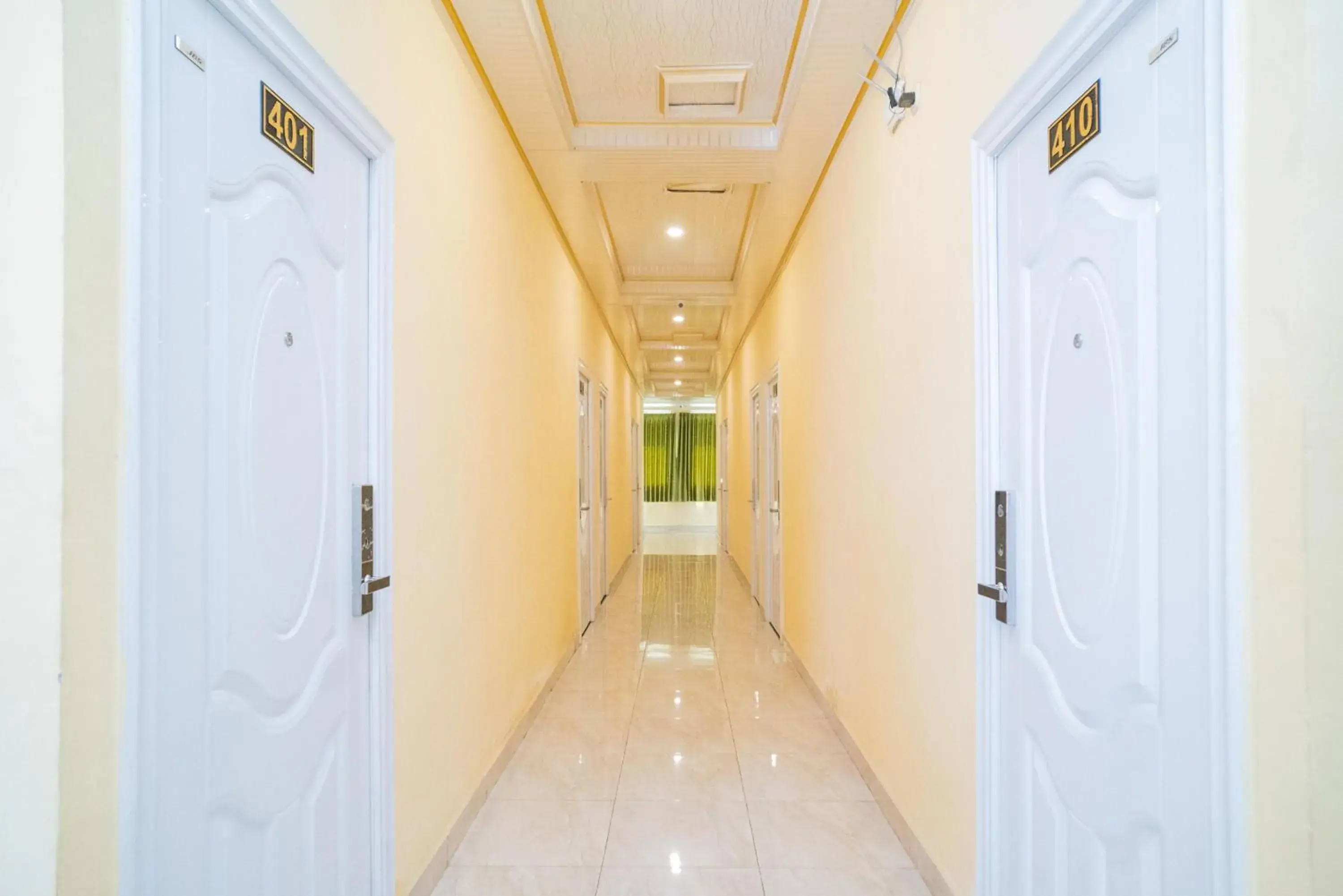 Facade/entrance in RedDoorz Plus Syariah near Pasar Turi Facade/entrance in RedDoorz Plus Syariah near Pasar Turi