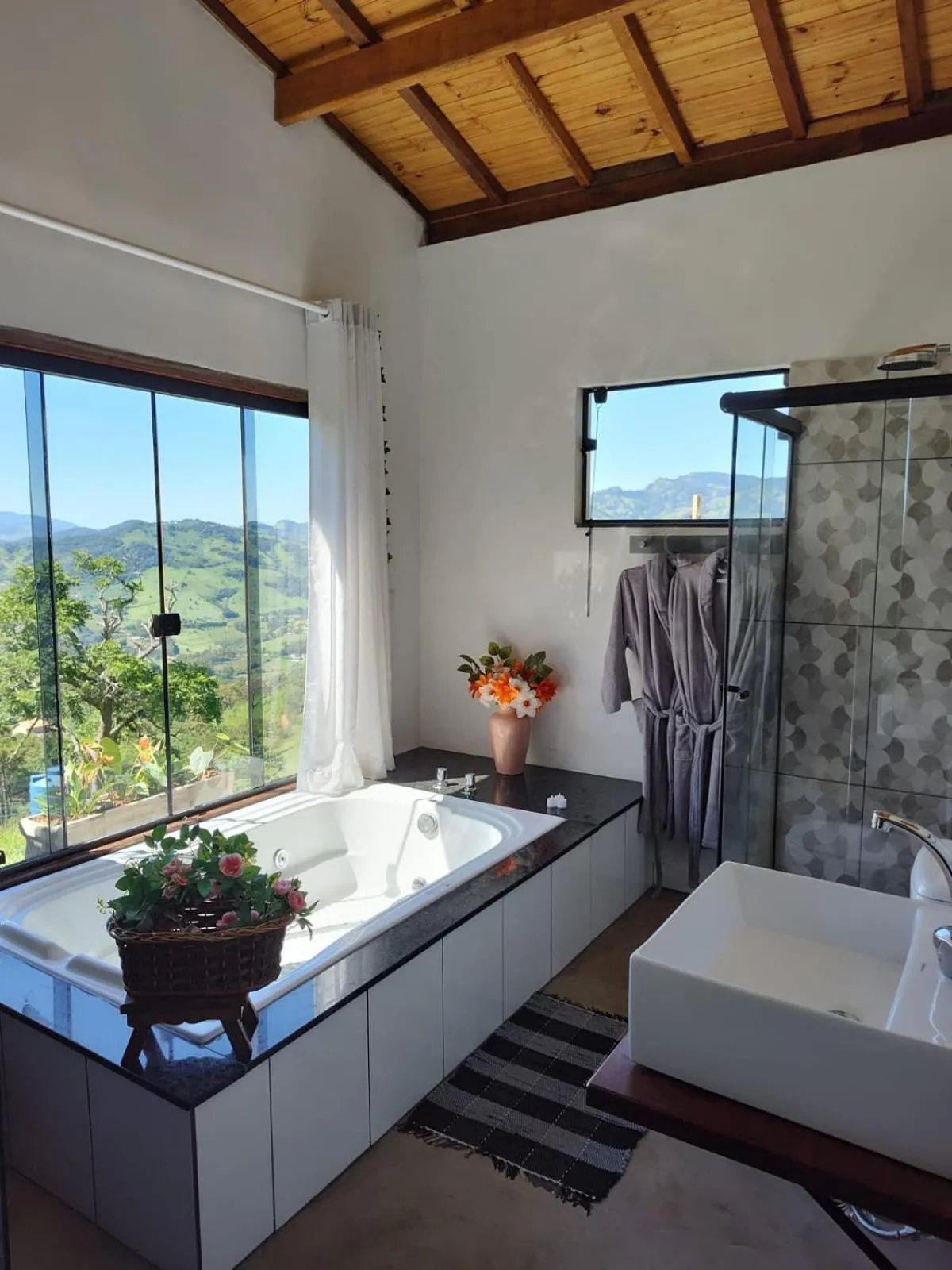 Bathroom, Bed in Pousada Vitória