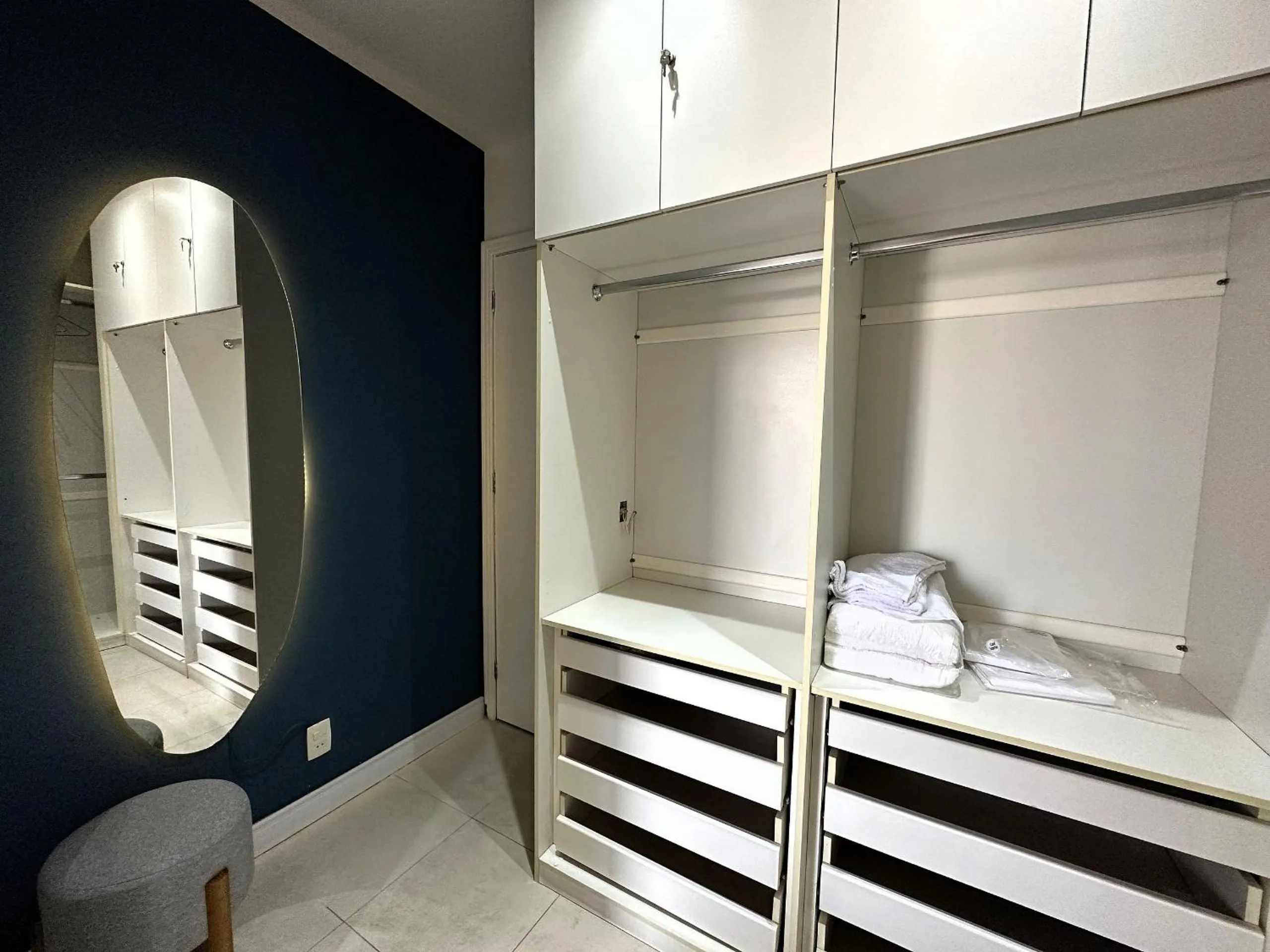 wardrobe in Rental Home Barra Palace Vista para o mar