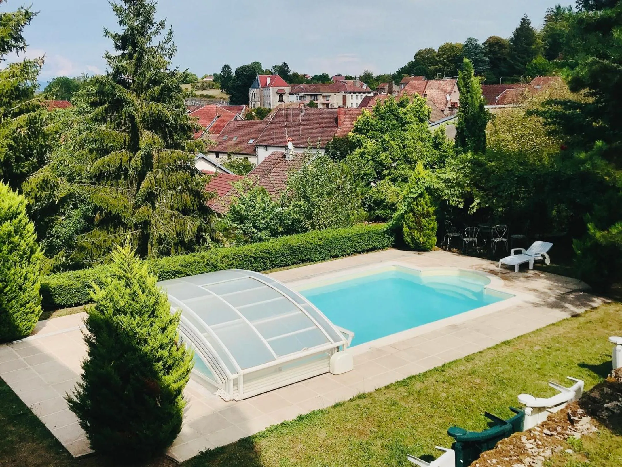 Pool view in Manoir Saint-Pierre
