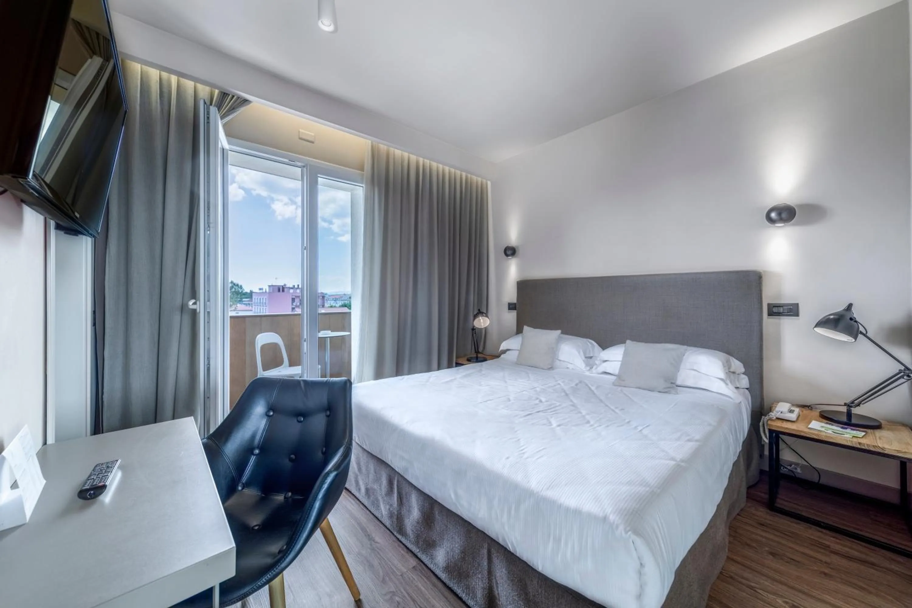 Bed in Hotel Select Suites & Spa - Apartments