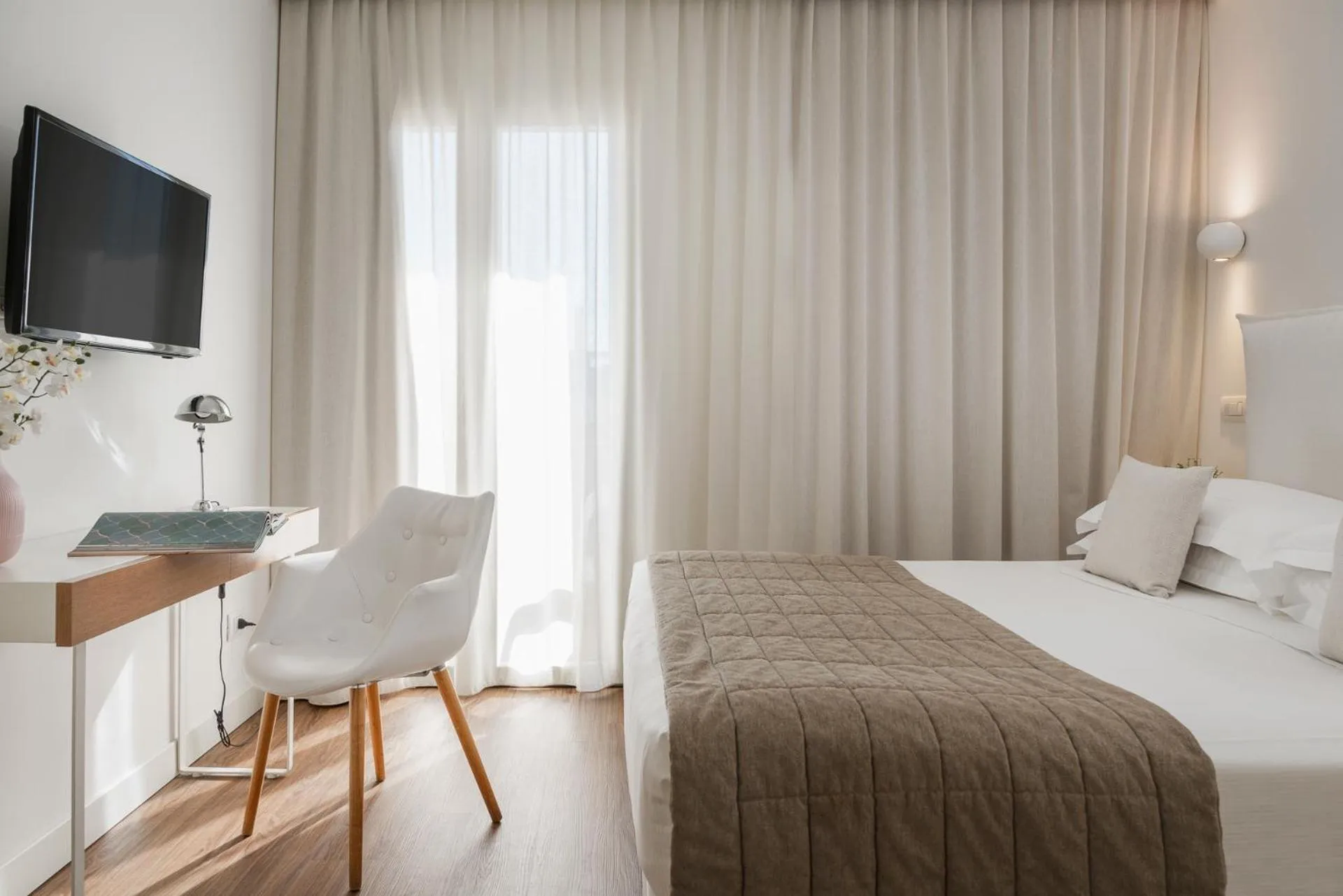 Bed in Hotel Select Suites & Spa - Apartments