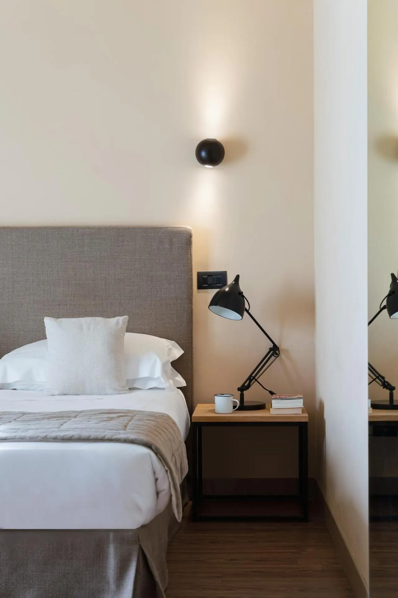 Bed in Hotel Select Suites & Spa - Apartments