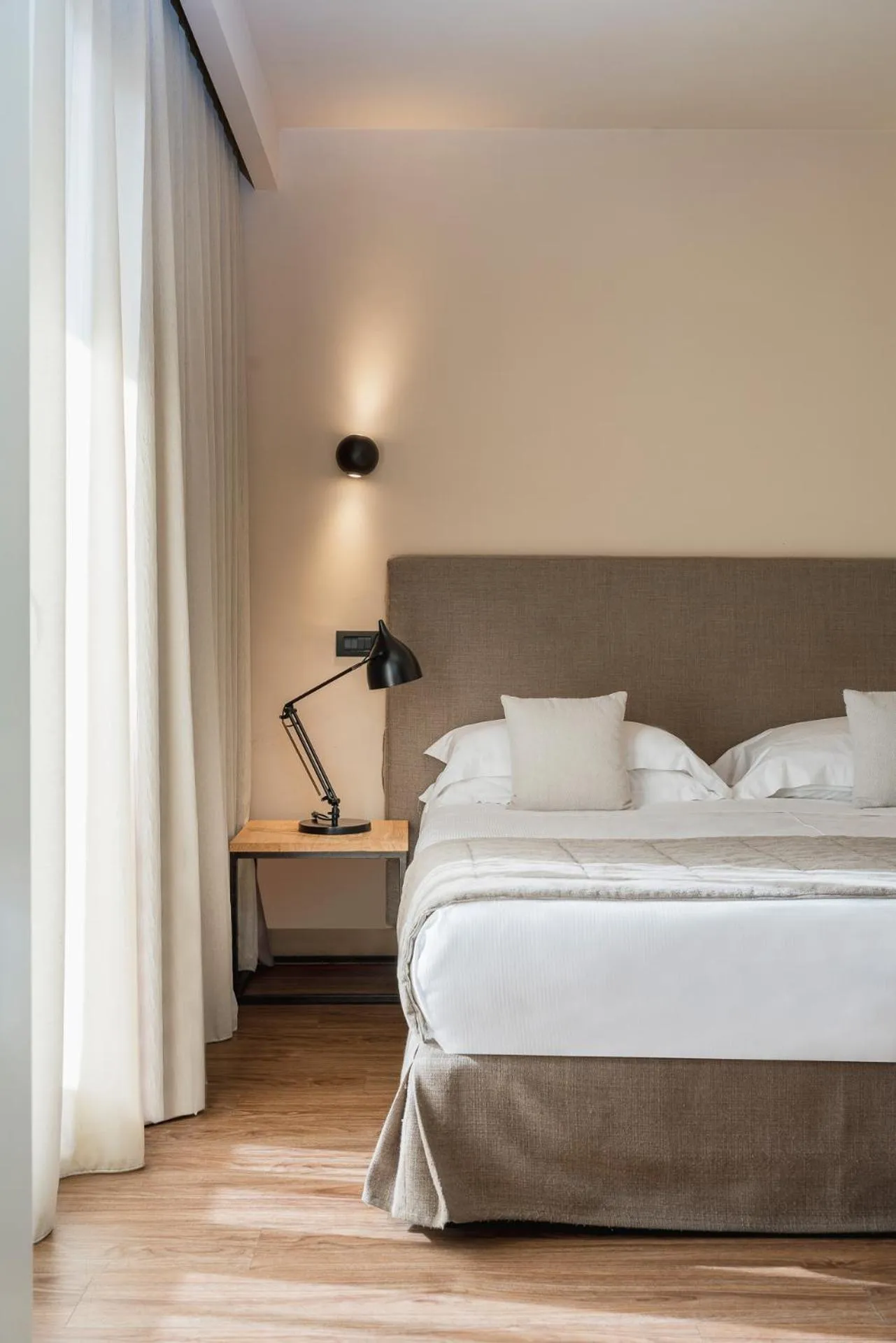 Bed in Hotel Select Suites & Spa - Apartments