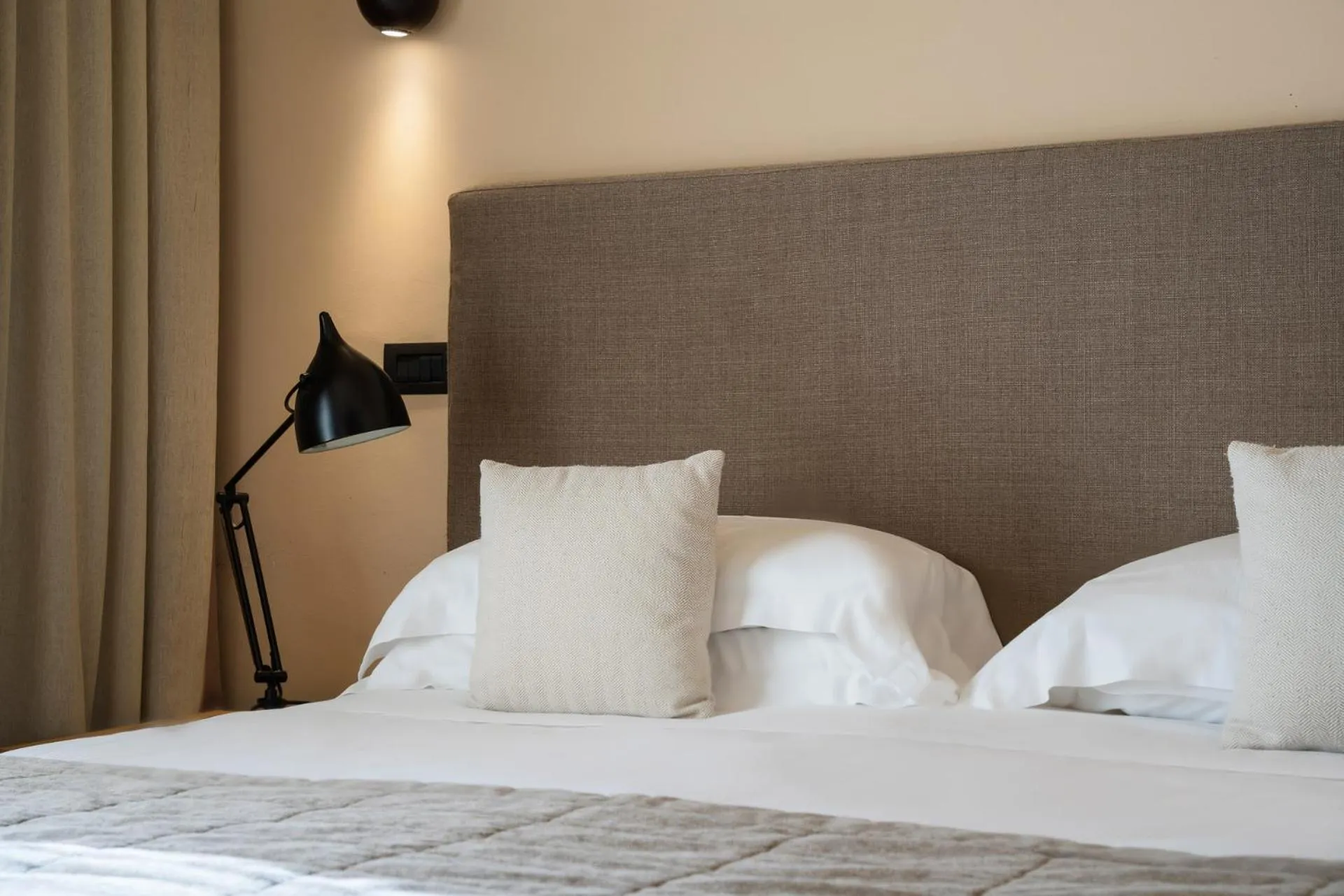 Bed in Hotel Select Suites & Spa - Apartments