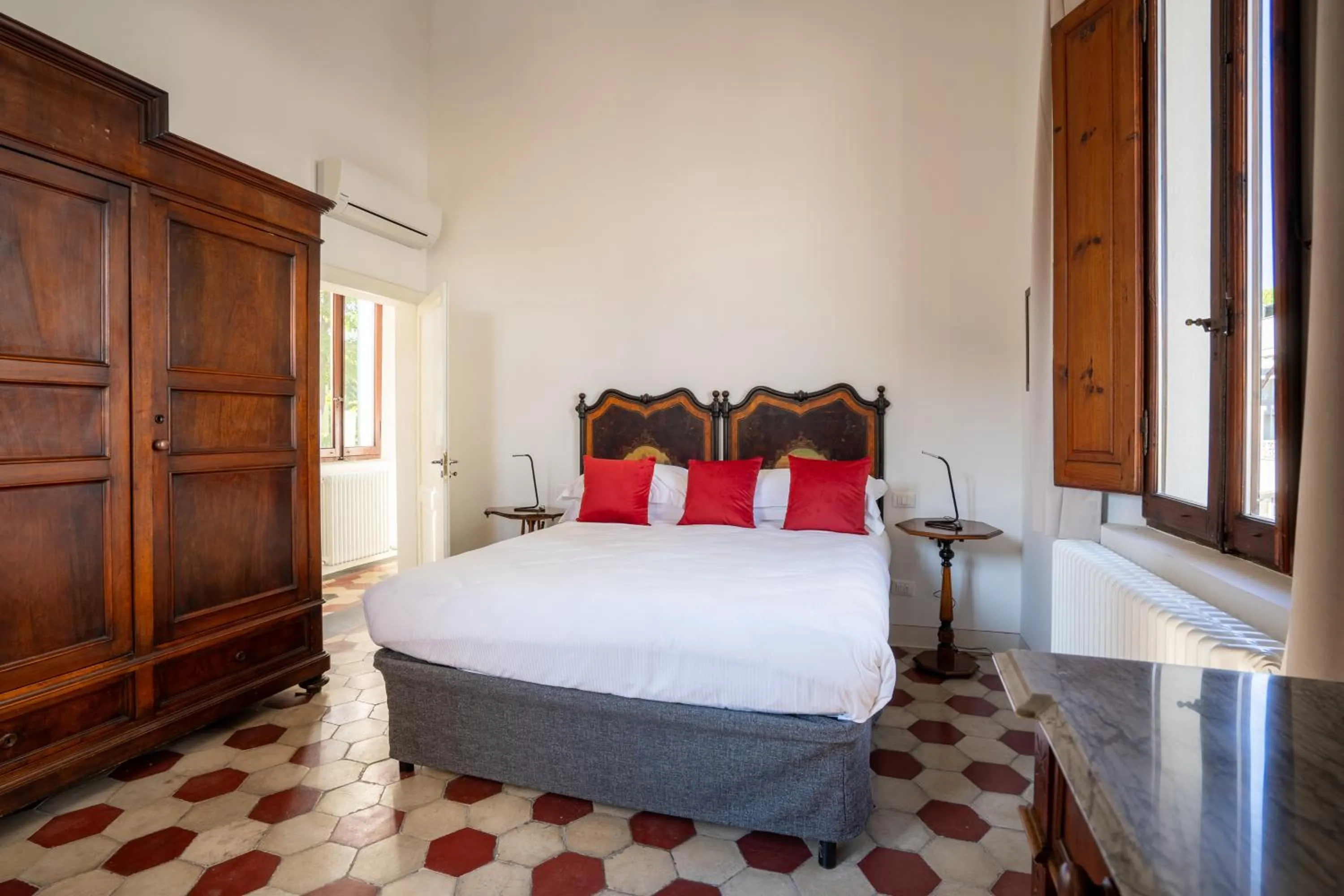 Bed in Hotel Select Suites & Spa - Apartments