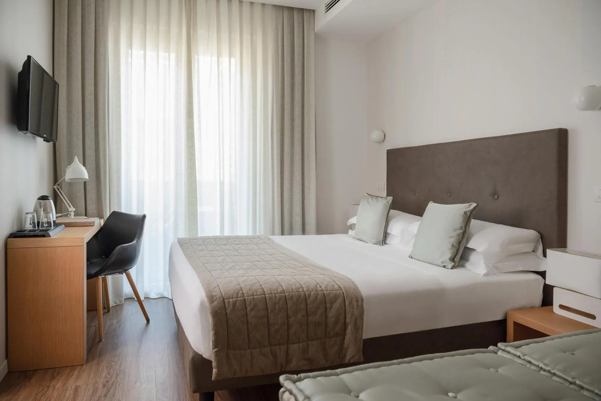 Bed in Hotel Select Suites & Spa - Apartments