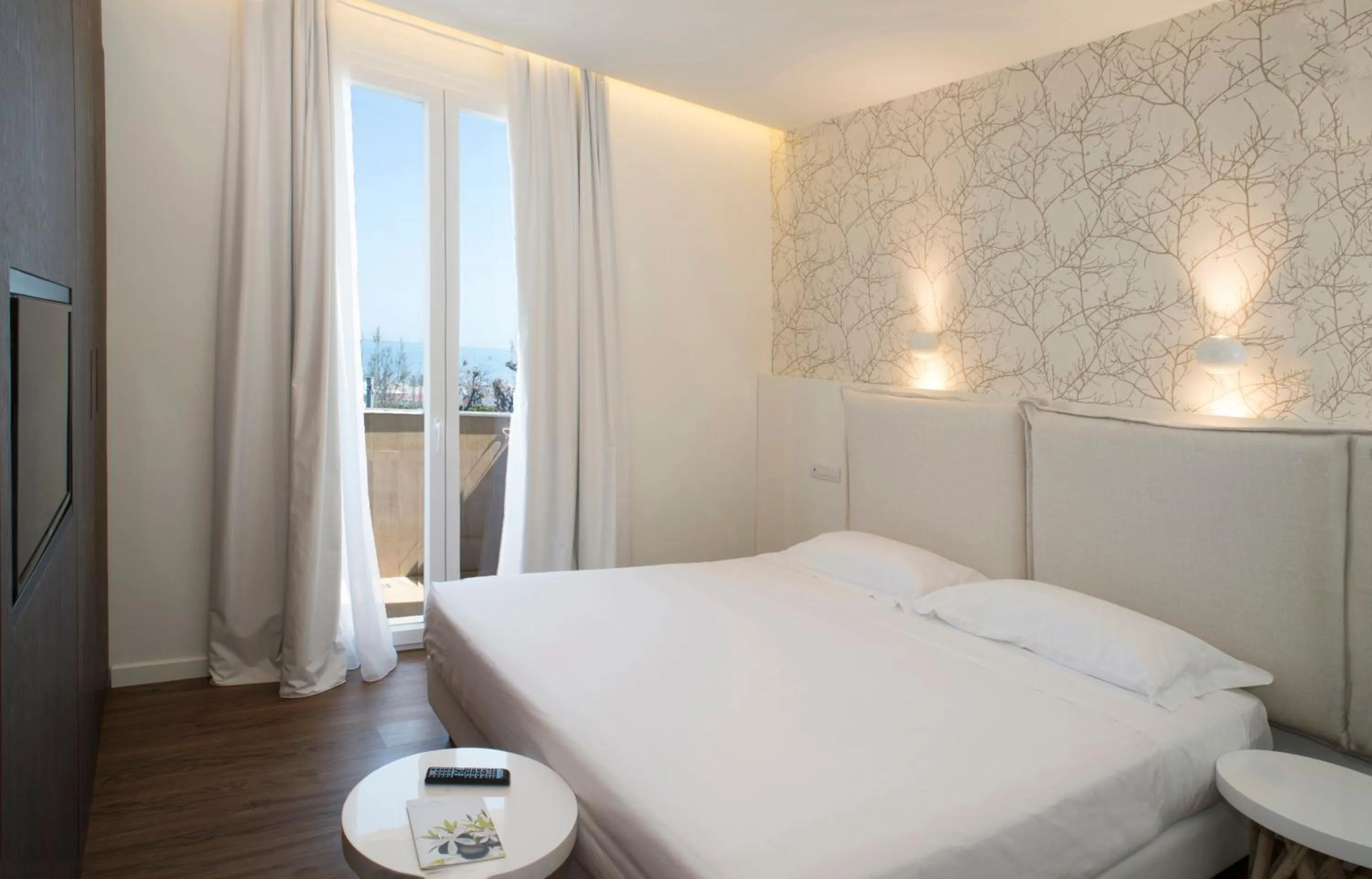 Balcony/Terrace, Bed in Hotel Select Suites & Spa - Apartments