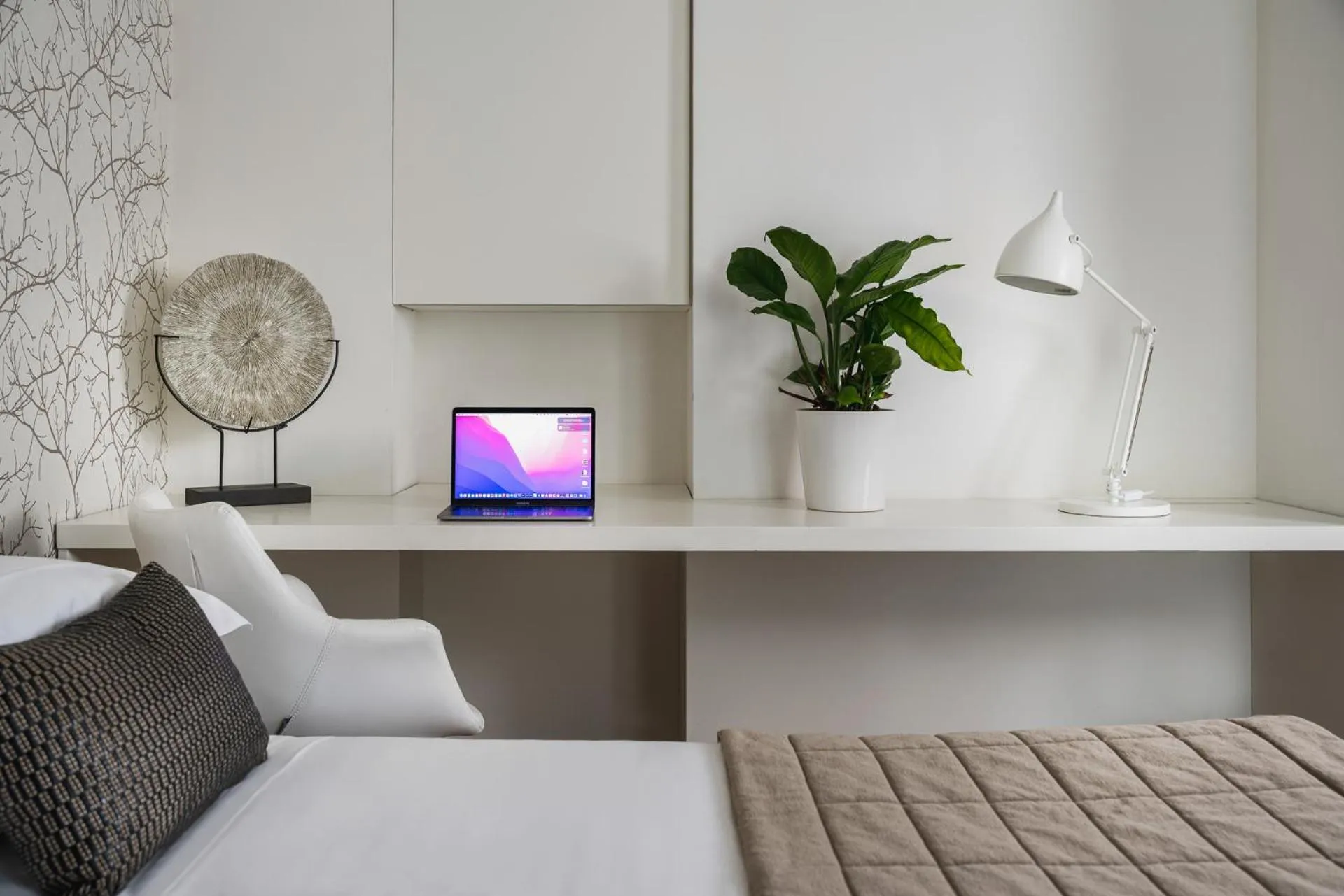 Bed in Hotel Select Suites & Spa - Apartments