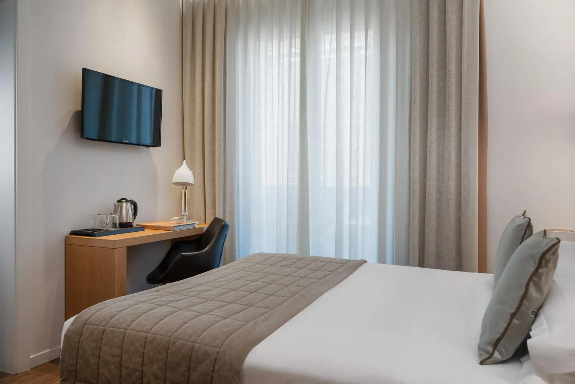 Bed in Hotel Select Suites & Spa - Apartments