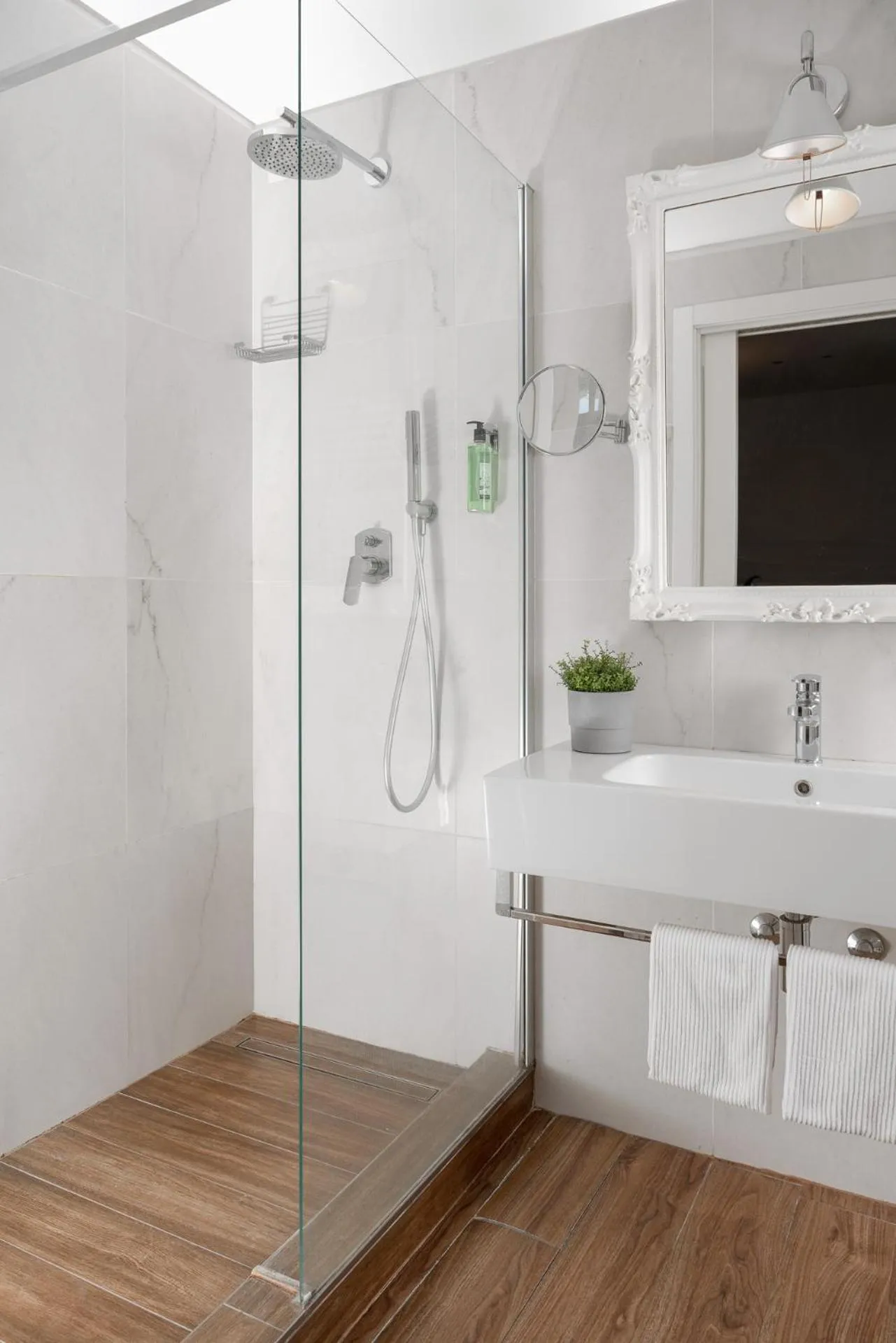 Shower in Hotel Select Suites & Spa - Apartments