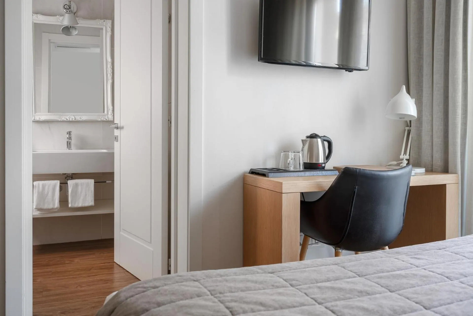 Bathroom, Bed in Hotel Select Suites & Spa - Apartments