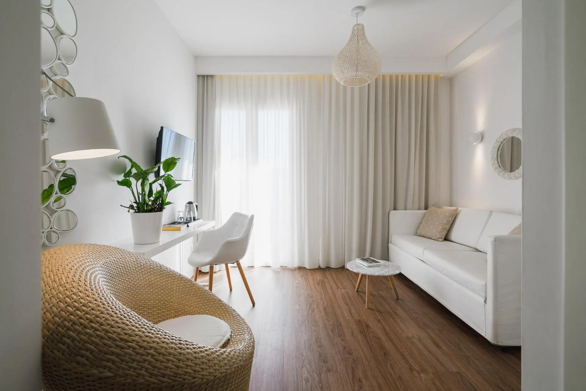 Living room, Bed in Hotel Select Suites & Spa - Apartments