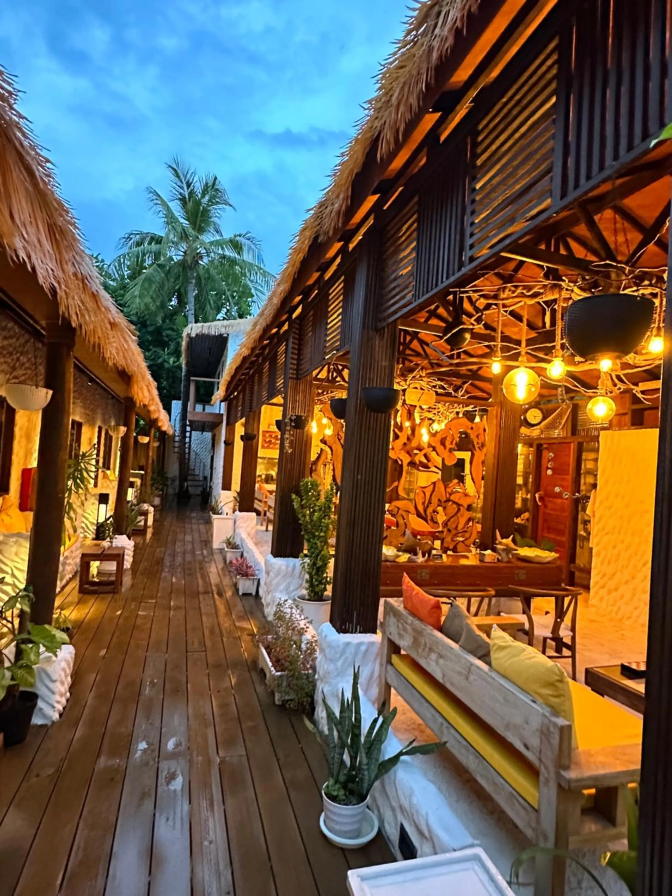 Restaurant/places to eat in Atholhu Residence