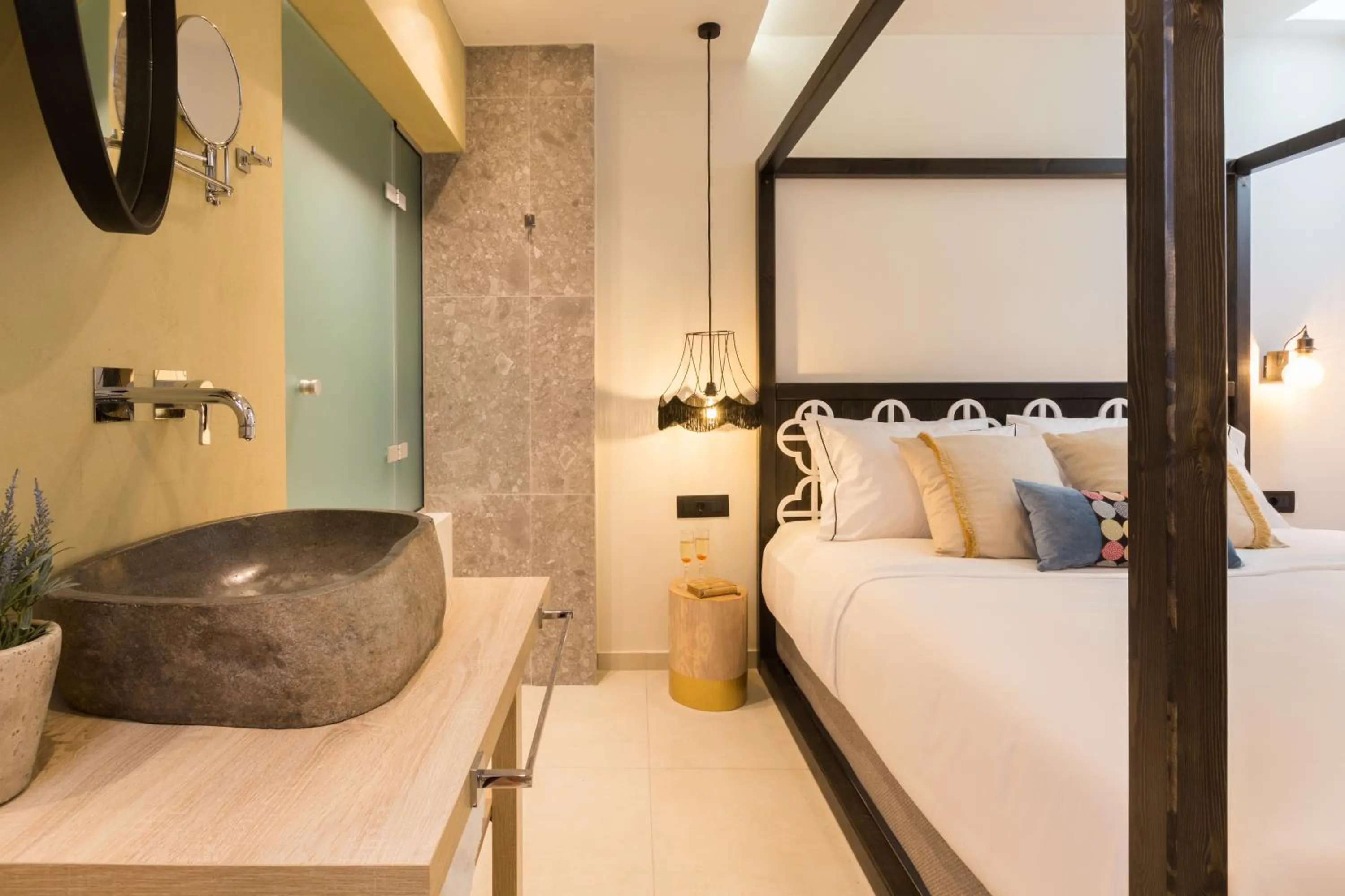 Photo of the whole room, Bed in C Suites