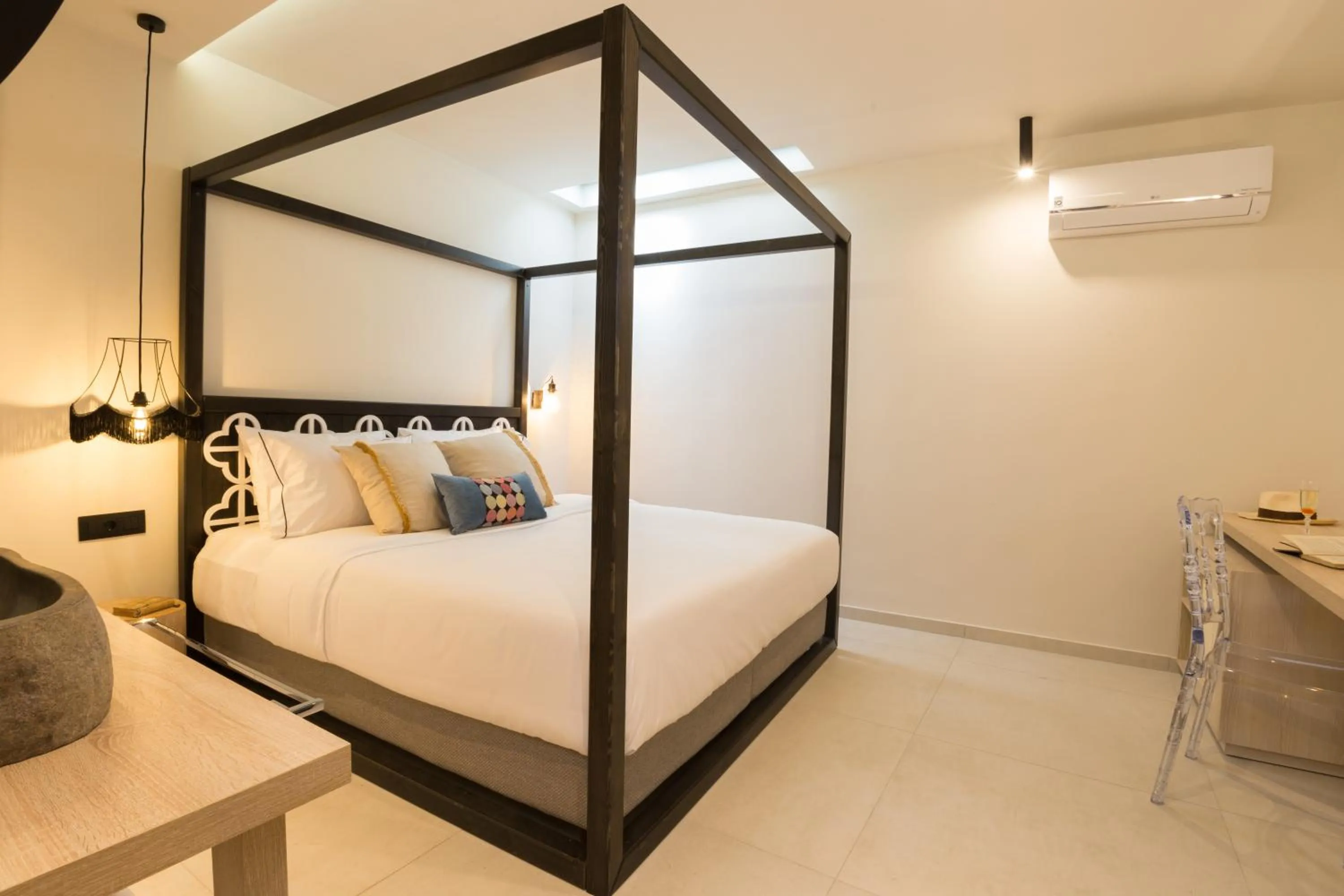 Photo of the whole room, Bed in C Suites