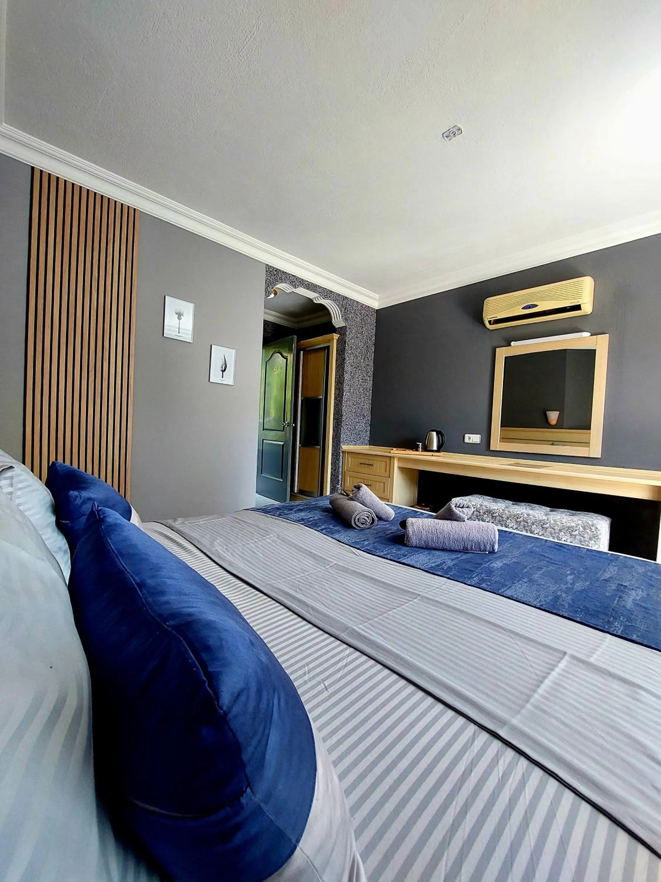 Photo of the whole room, Bed in Summer rose hotel