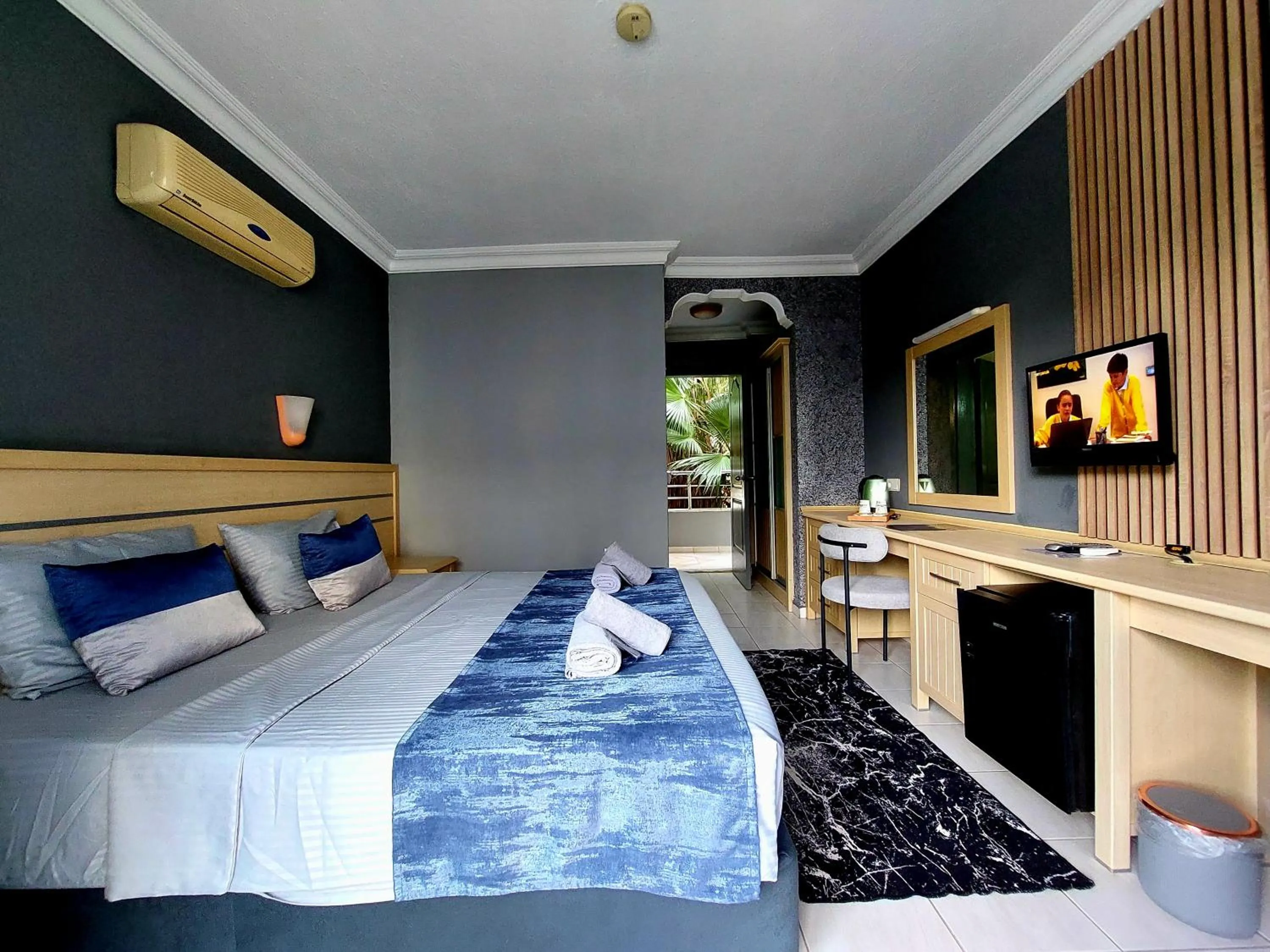 Communal lounge/ TV room, Bed in Summer rose hotel