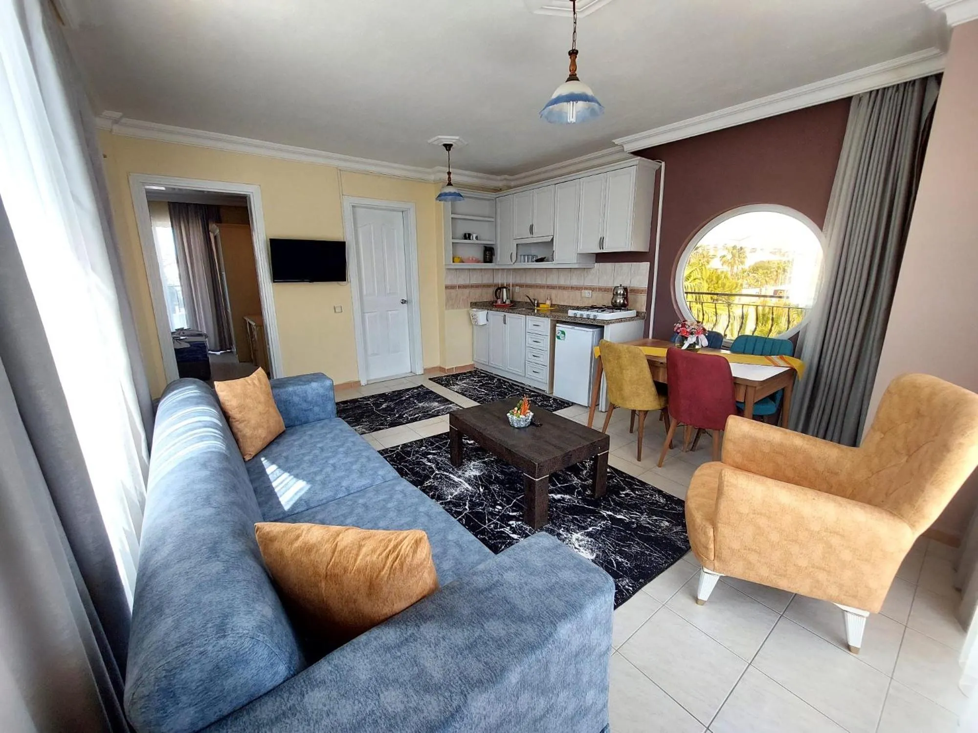 Communal lounge/ TV room in Summer rose hotel