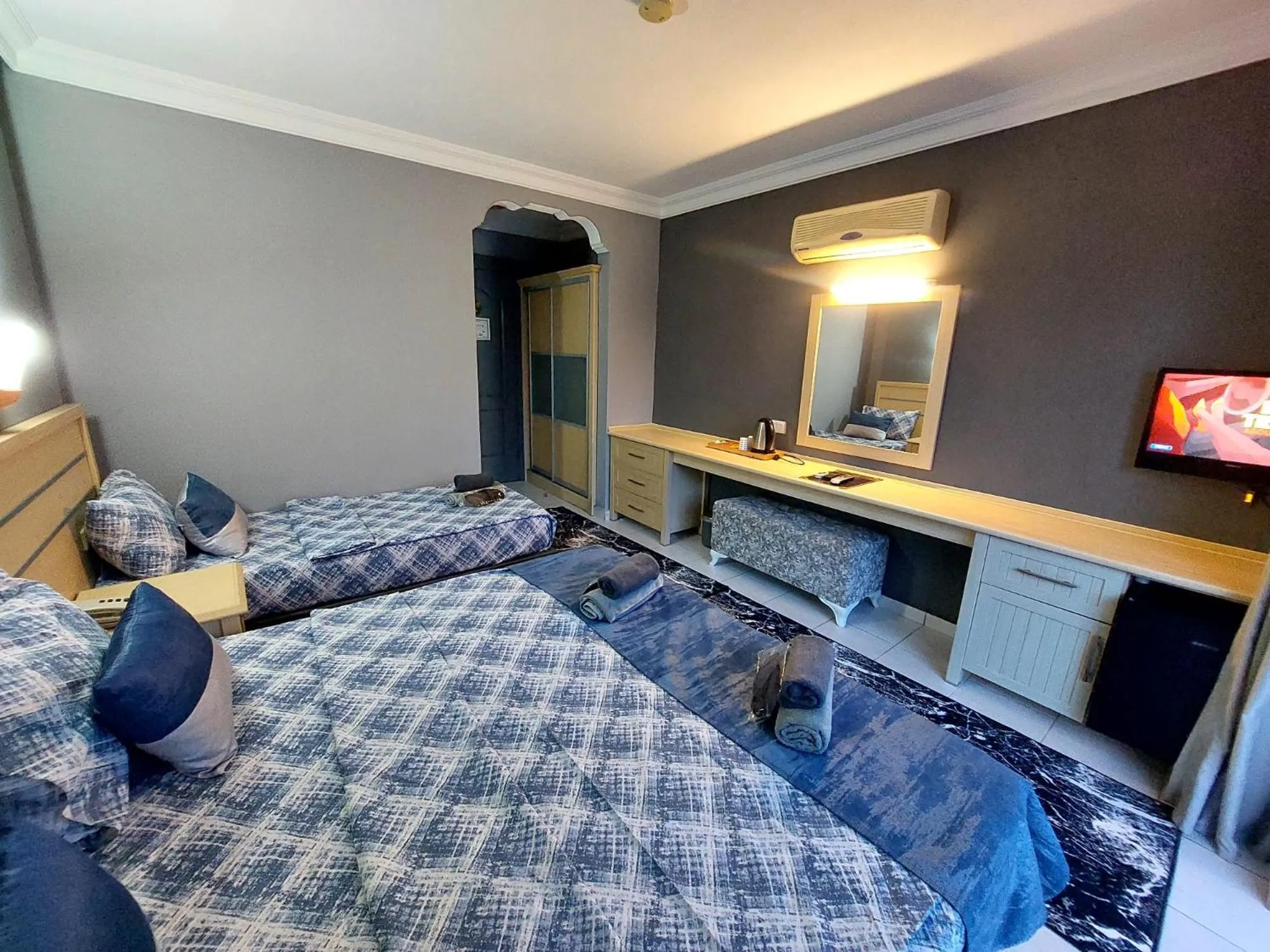 Communal lounge/ TV room, Bed in Summer rose hotel