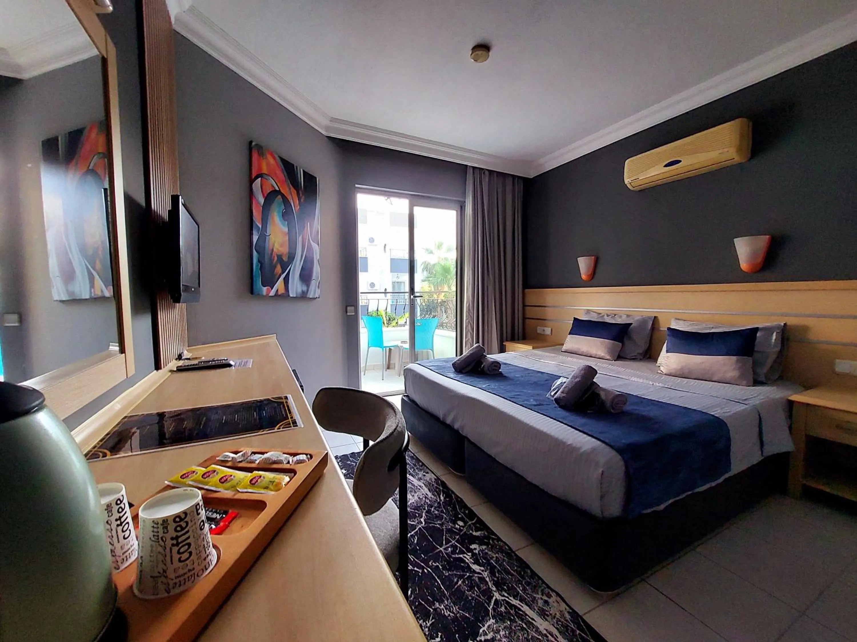 Communal lounge/ TV room, Bed in Summer rose hotel