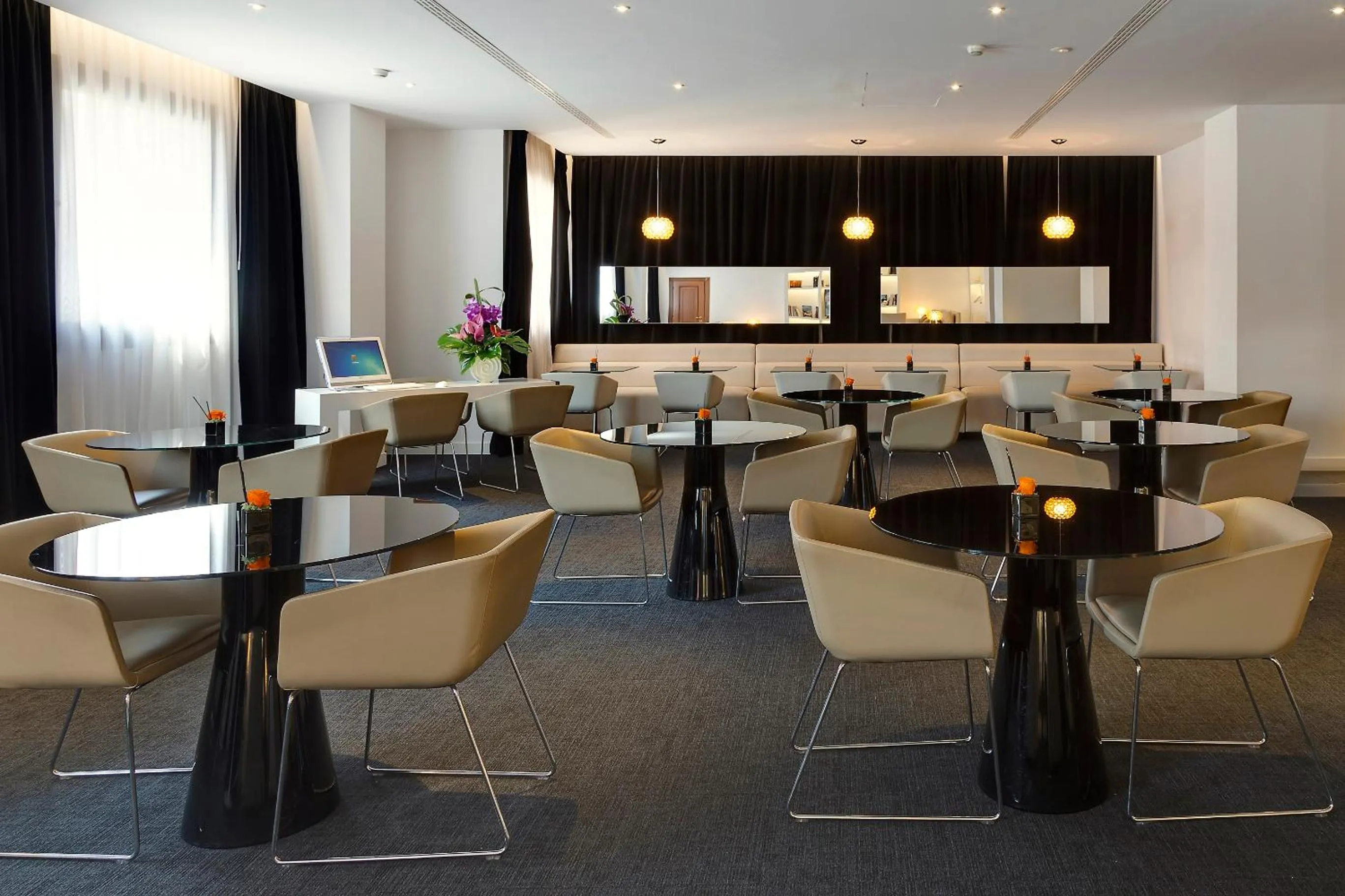 Restaurant/places to eat in Meliá Milano