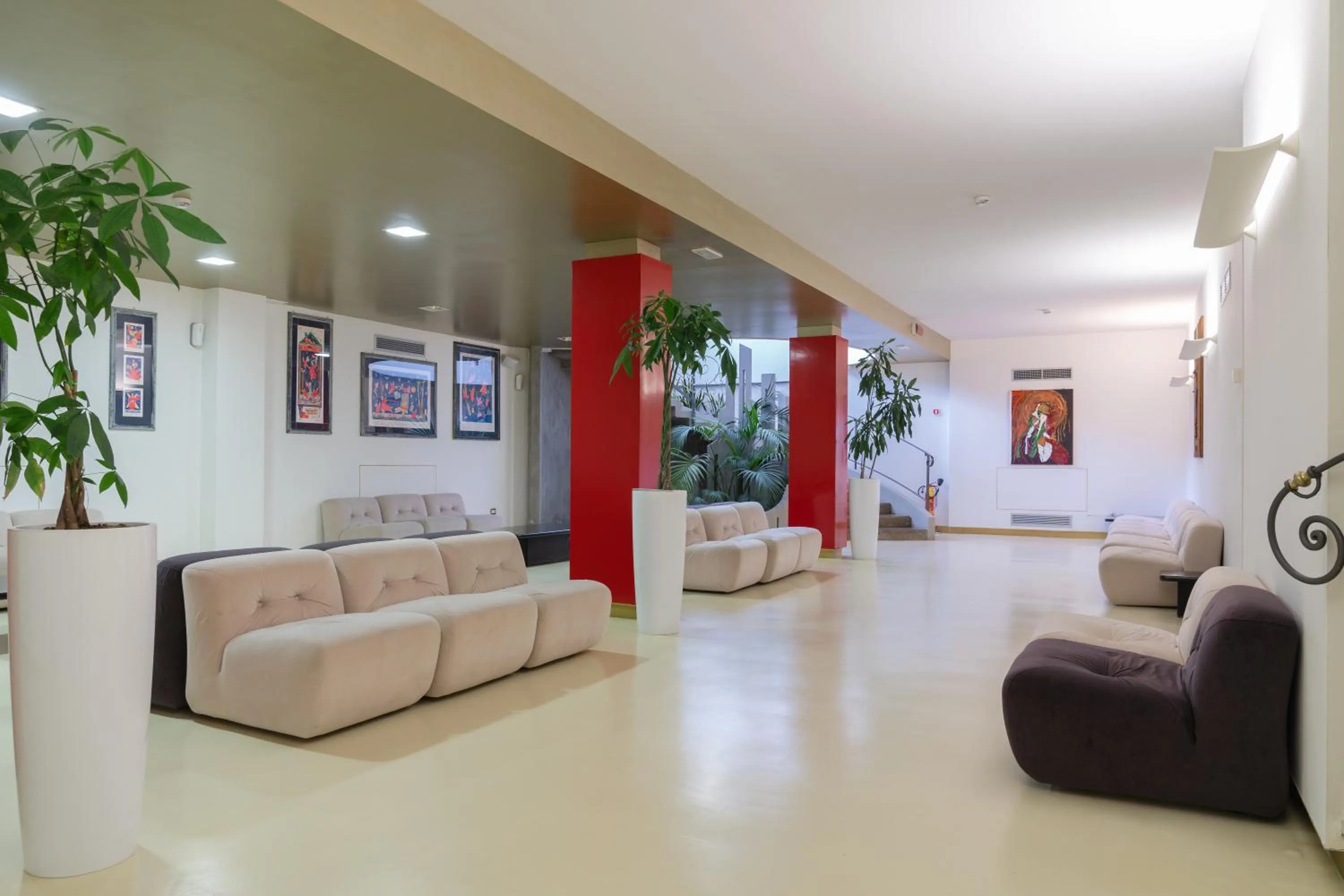 Communal lounge/ TV room in Reginna Palace Hotel