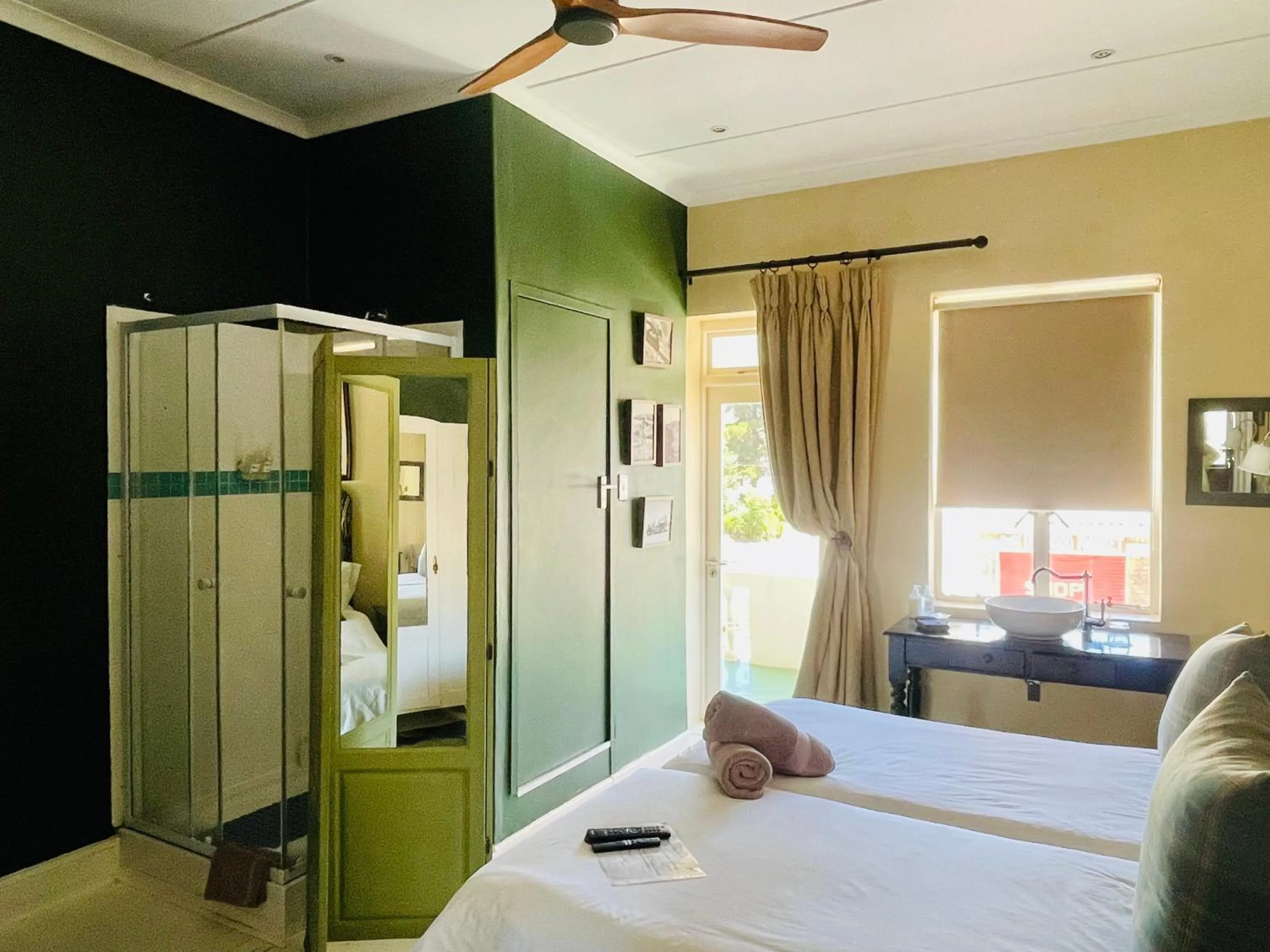 Toilet, Bed in KAROO ART HOTEL 4 Star