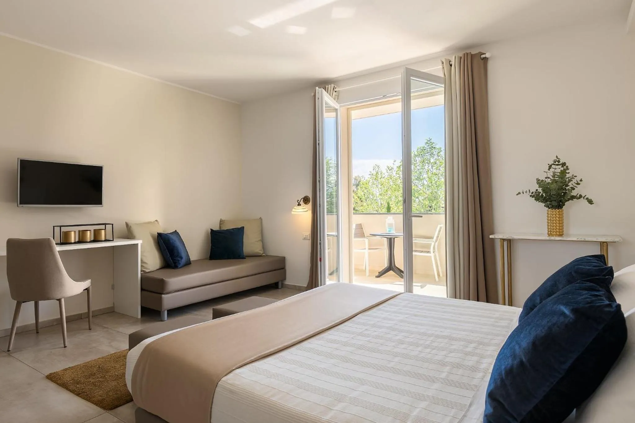 Balcony/Terrace, Bed in Golden Hotel