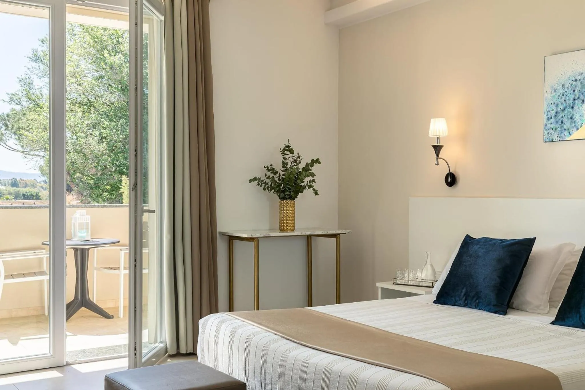 Bedroom, Bed in Golden Hotel