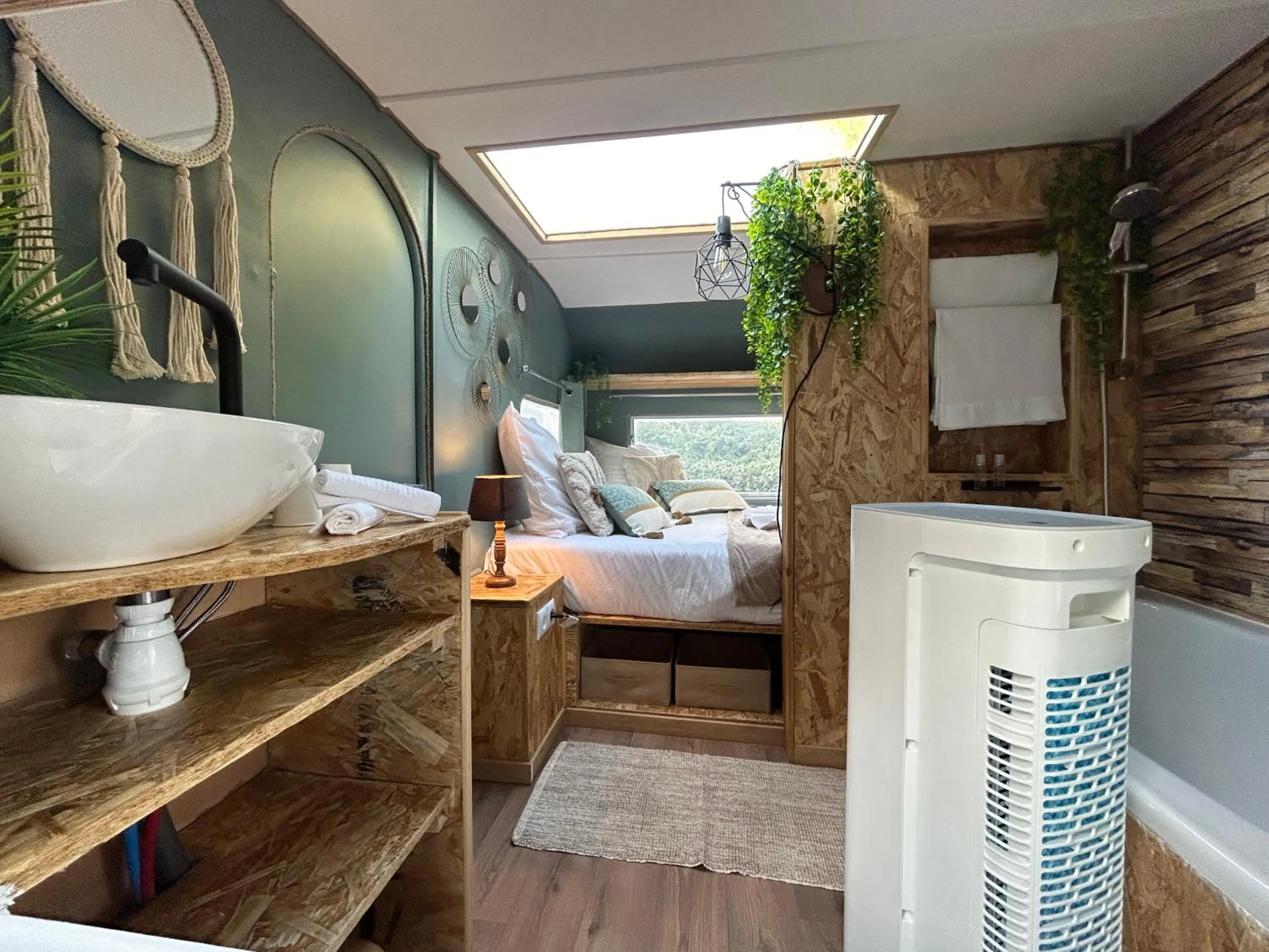 Photo of the whole room, Bed in La Villa Tosca