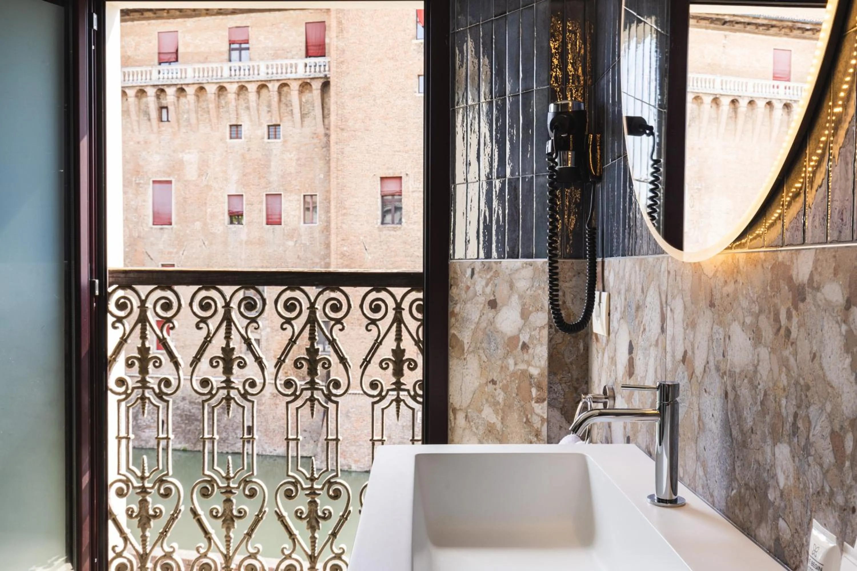 Bathroom in Casa D'Este - Hotel Ferrara