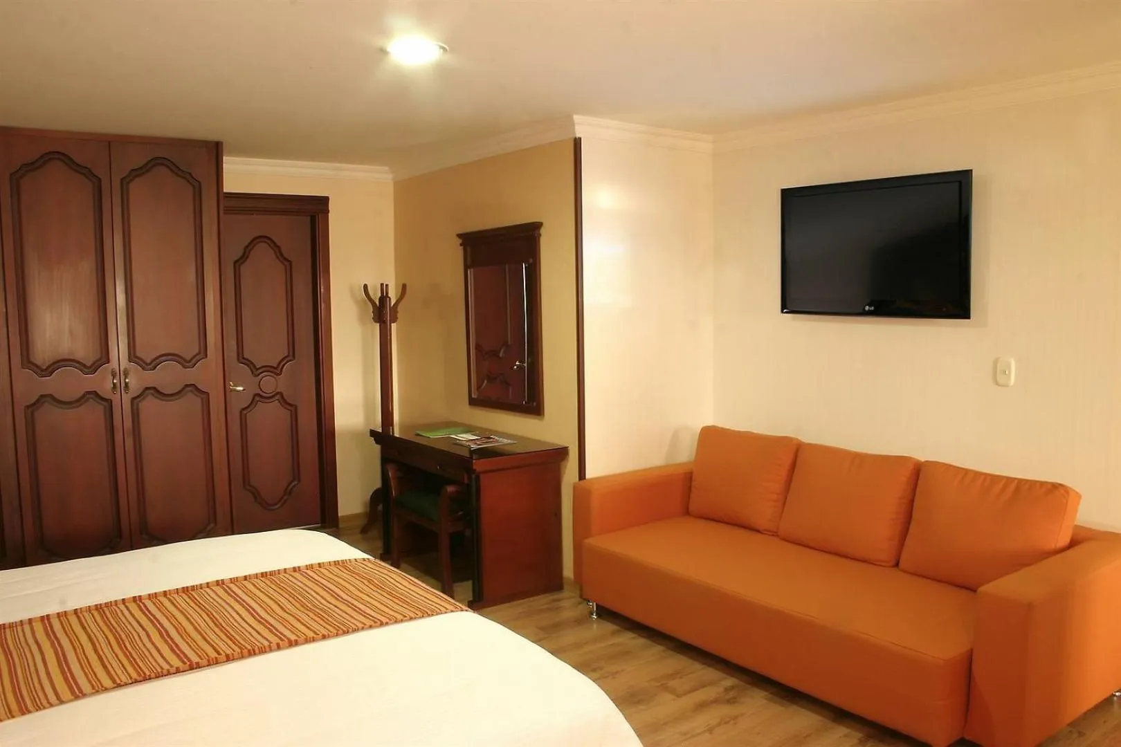 Living room, Bed in Hotel Luxor Pereira
