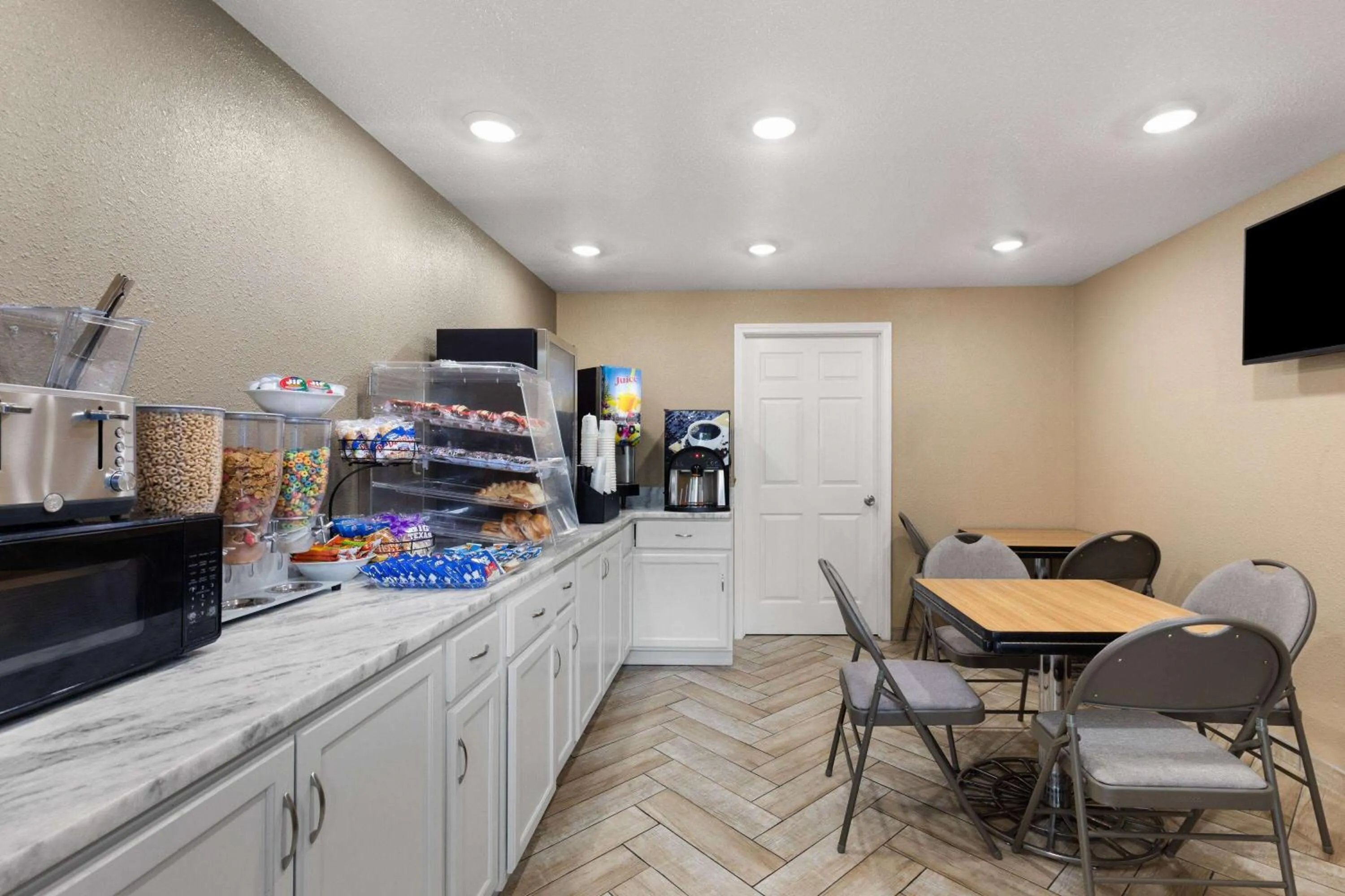 Breakfast in Super 8 by Wyndham Paducah I-24 Exit 4