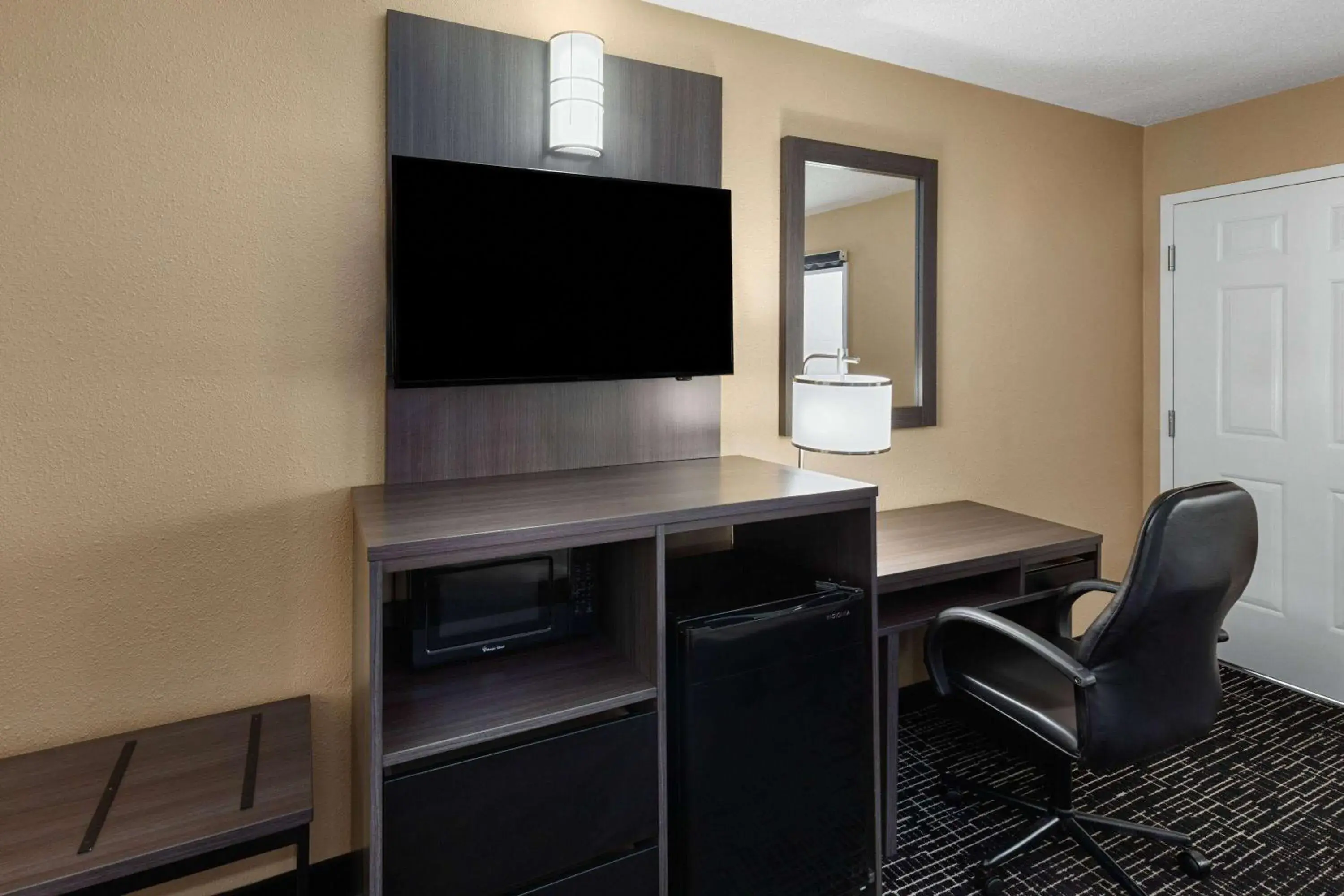 Photo of the whole room in Super 8 by Wyndham Paducah I-24 Exit 4 Photo of the whole room in Super 8 by Wyndham Paducah I-24 Exit 4