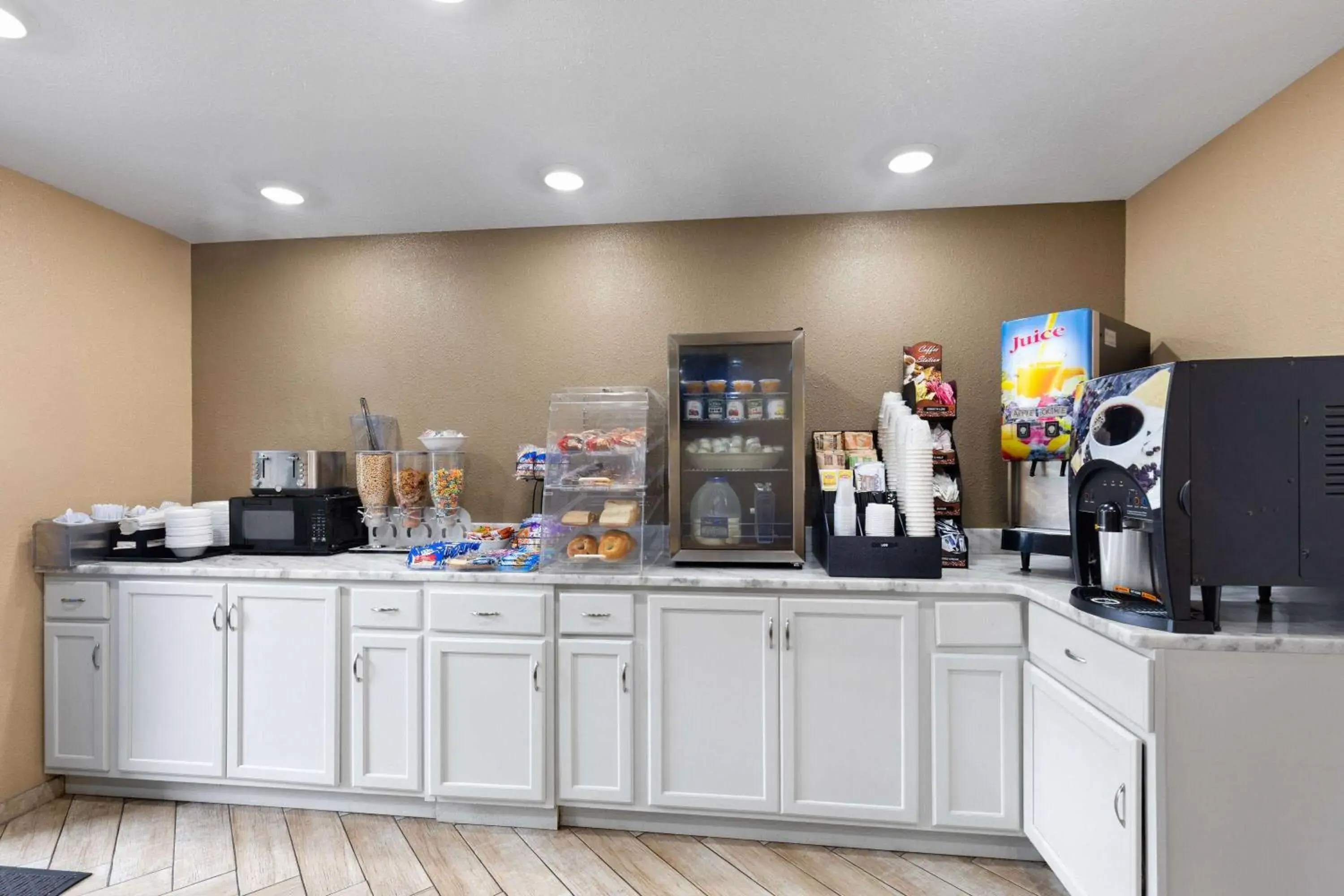 Breakfast in Super 8 by Wyndham Paducah I-24 Exit 4 Breakfast in Super 8 by Wyndham Paducah I-24 Exit 4