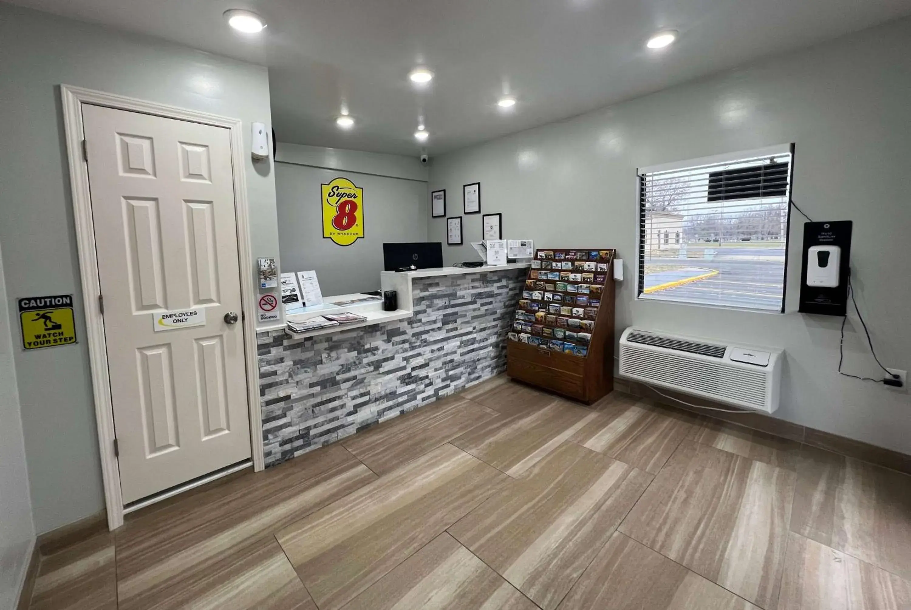 Lobby or reception in Super 8 by Wyndham Paducah I-24 Exit 4 Lobby or reception in Super 8 by Wyndham Paducah I-24 Exit 4