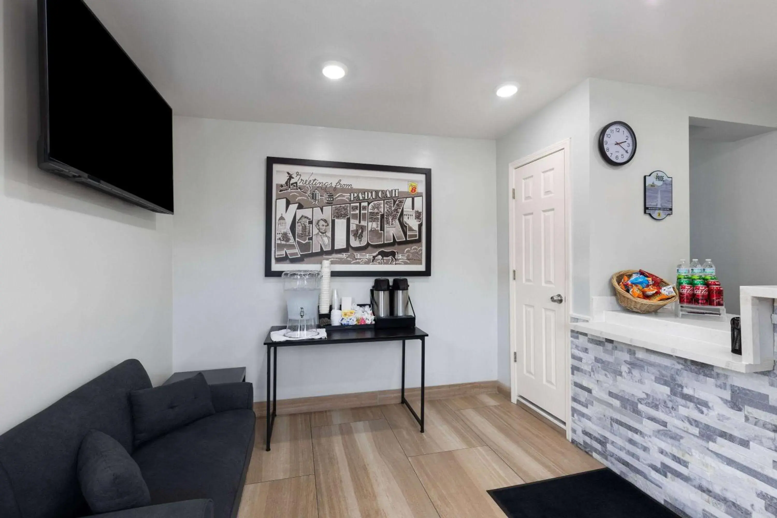 Lobby or reception in Super 8 by Wyndham Paducah I-24 Exit 4 Lobby or reception in Super 8 by Wyndham Paducah I-24 Exit 4