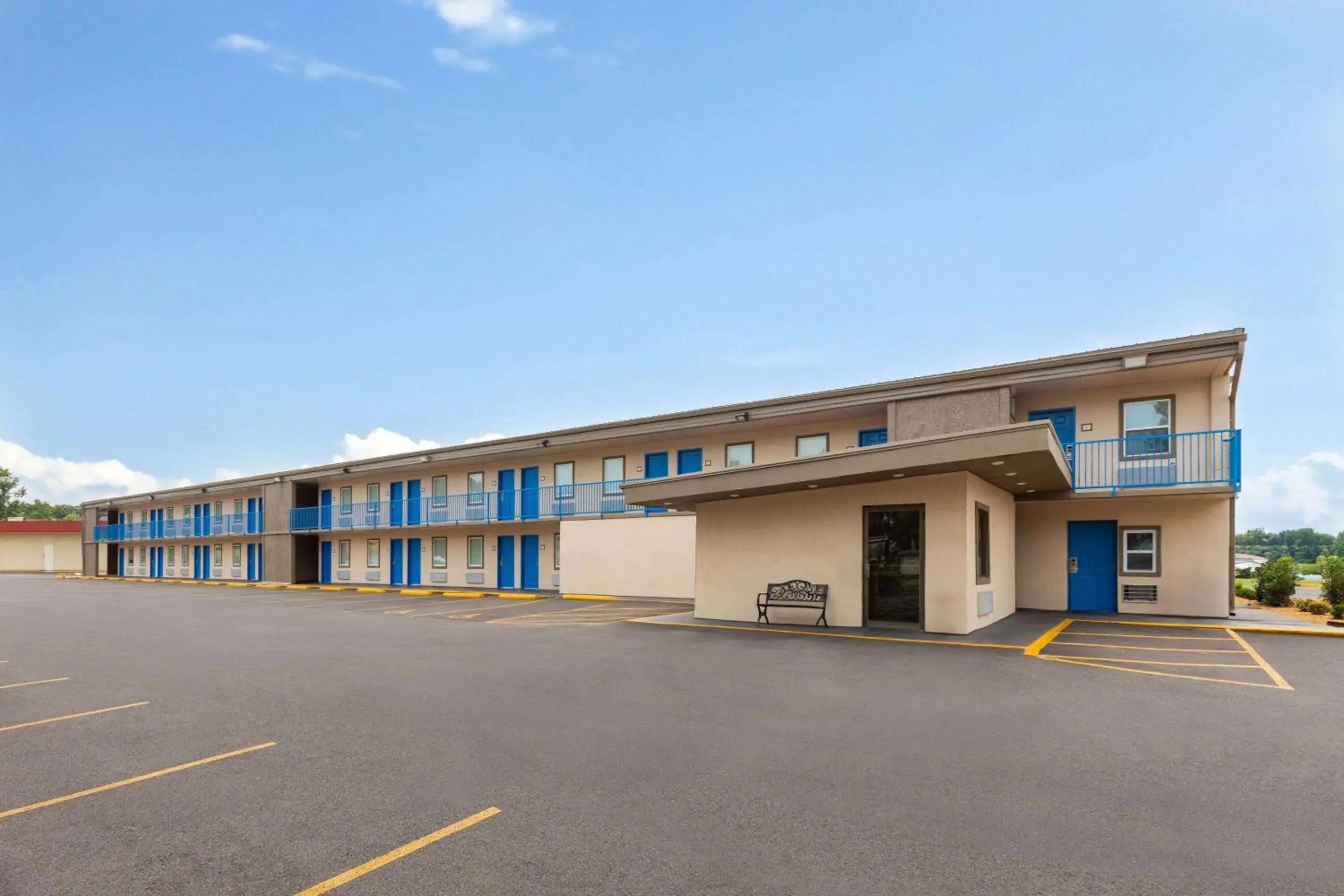 Property building in Super 8 by Wyndham Paducah I-24 Exit 4 Property building in Super 8 by Wyndham Paducah I-24 Exit 4