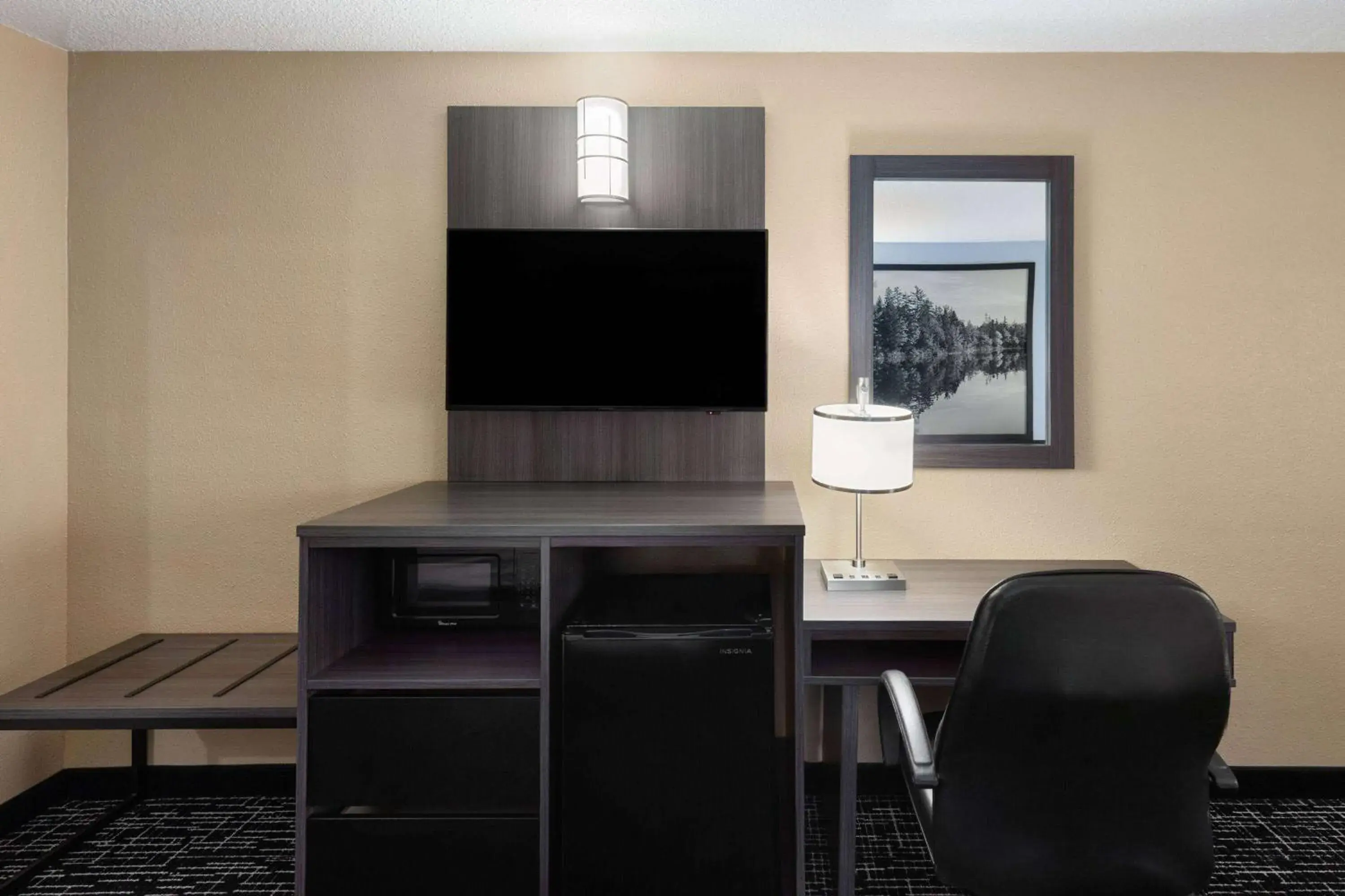 Photo of the whole room in Super 8 by Wyndham Paducah I-24 Exit 4 Photo of the whole room in Super 8 by Wyndham Paducah I-24 Exit 4