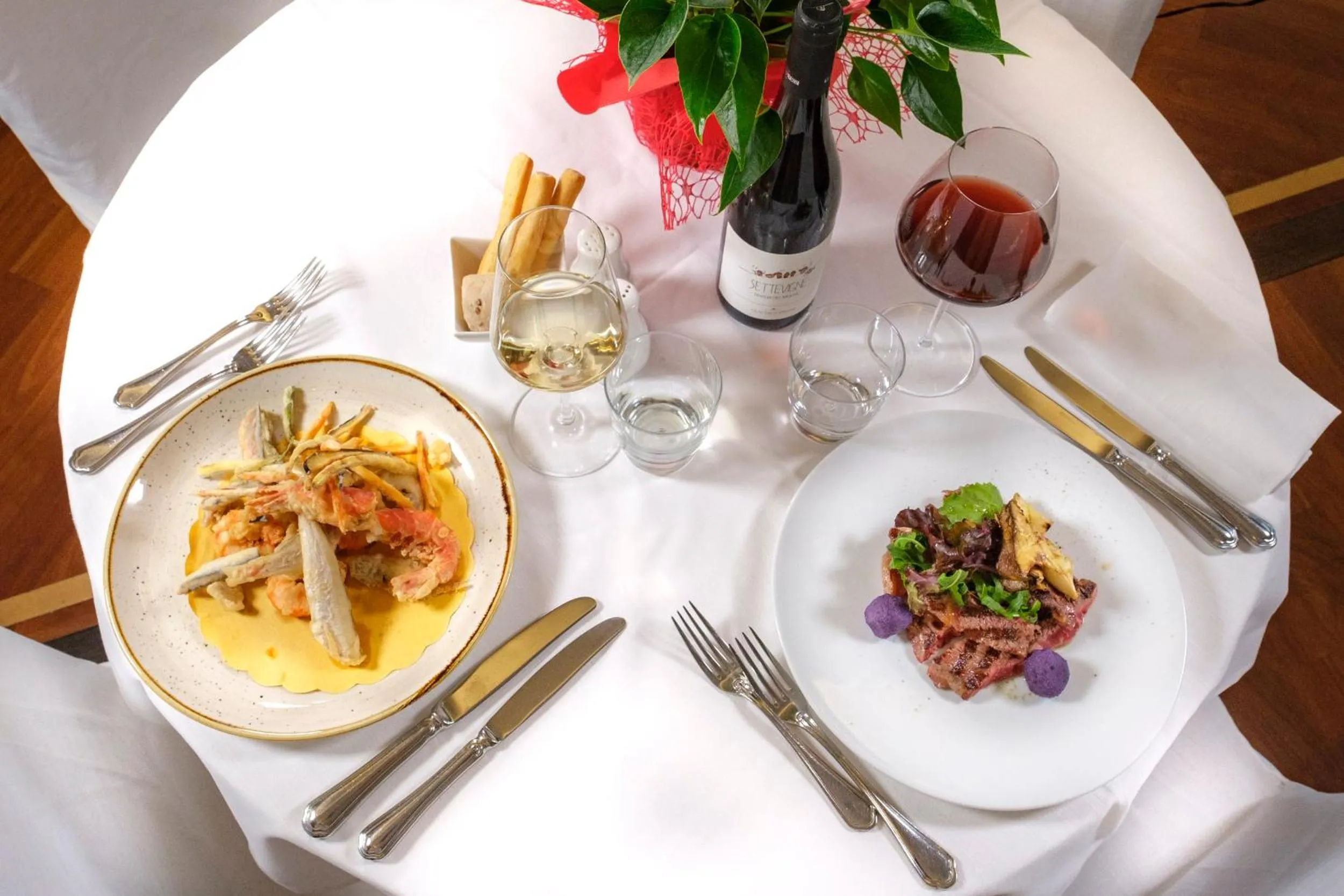 Restaurant/places to eat in Hotel Nautico